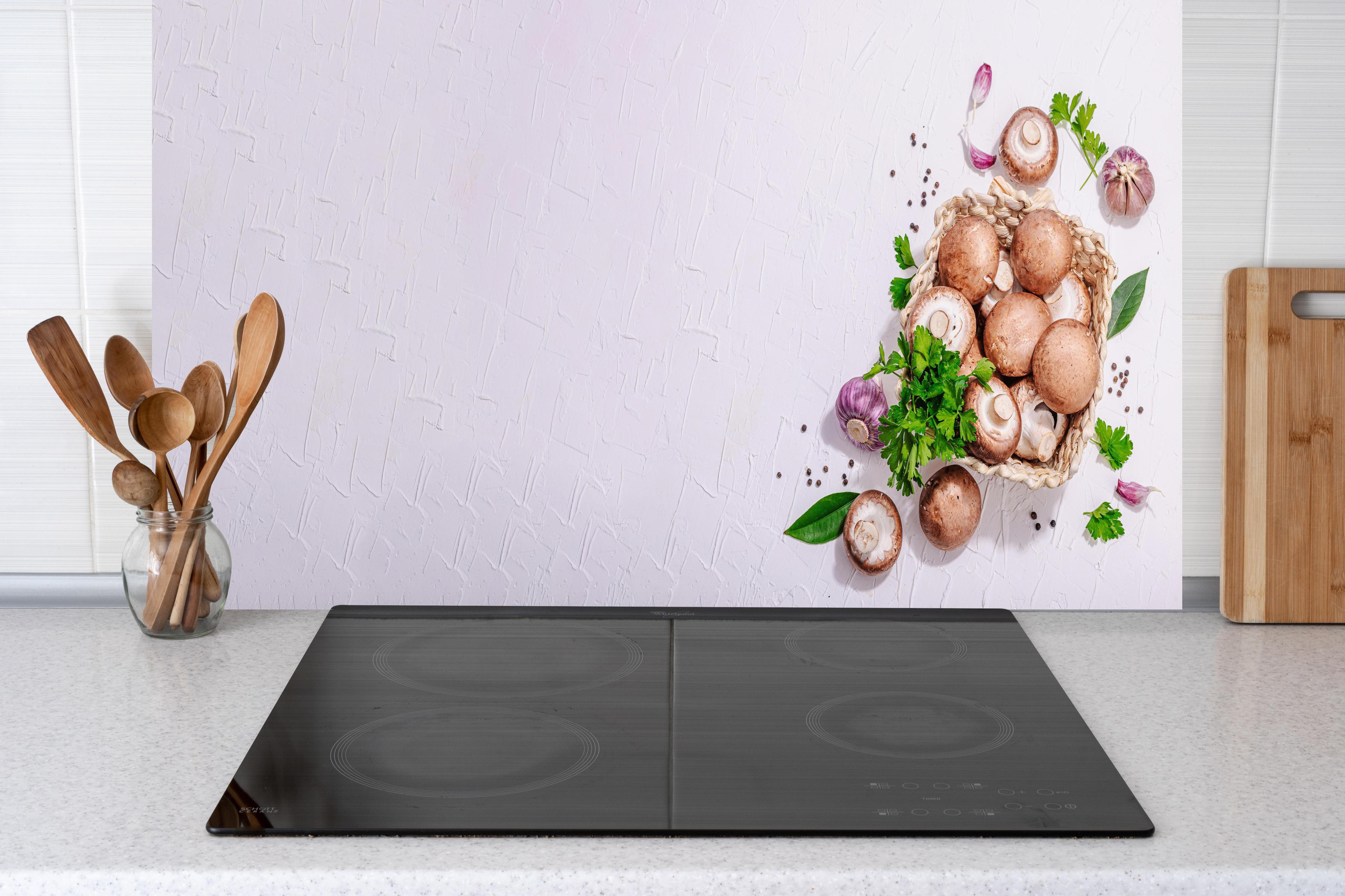 Küche - Weiße Champignon Küchenrückwand hinter Cerankochfeld und Holz-Kochutensilien