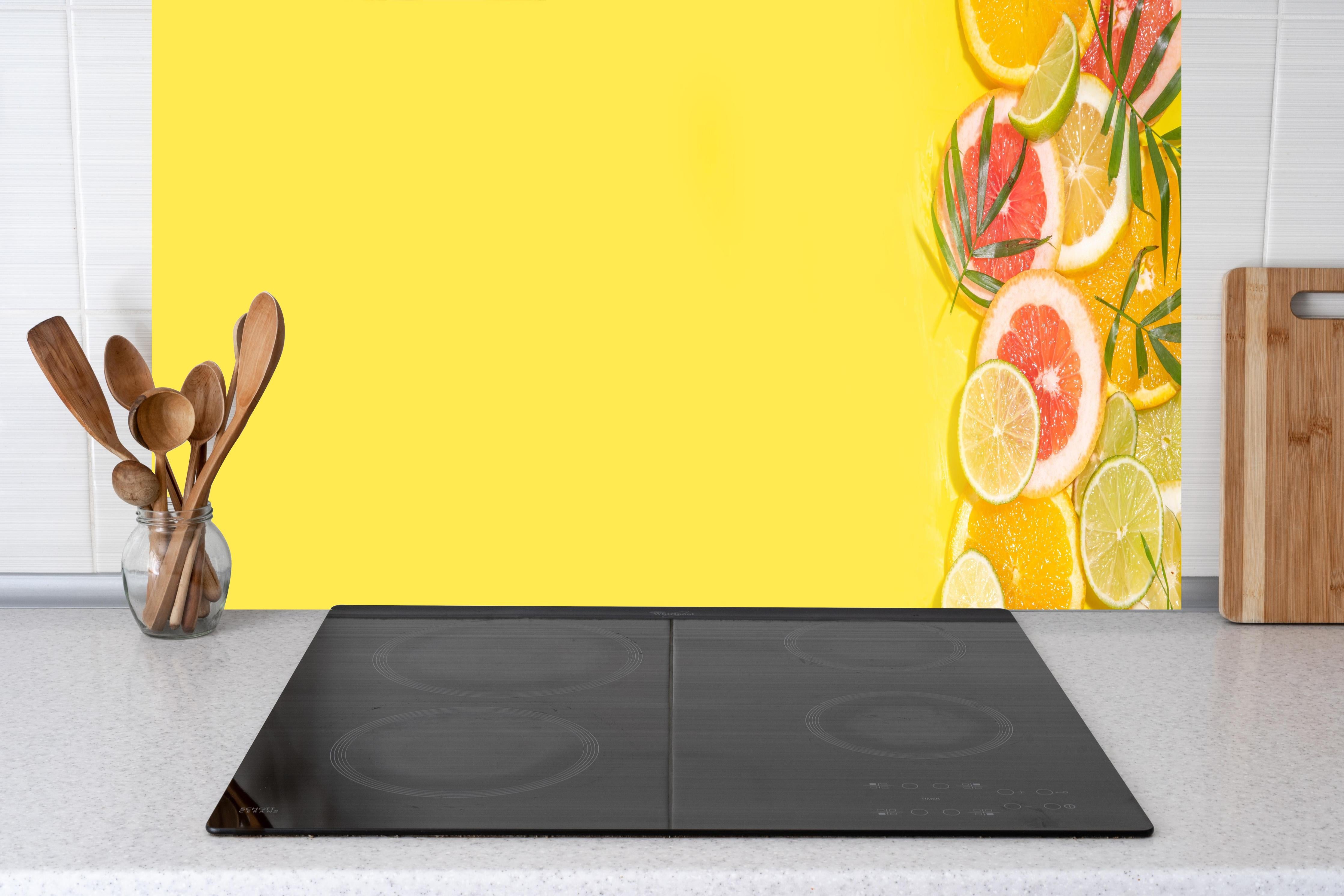 Küche - Zitrus-Küchenrückwand Gelb hinter Cerankochfeld und Holz-Kochutensilien