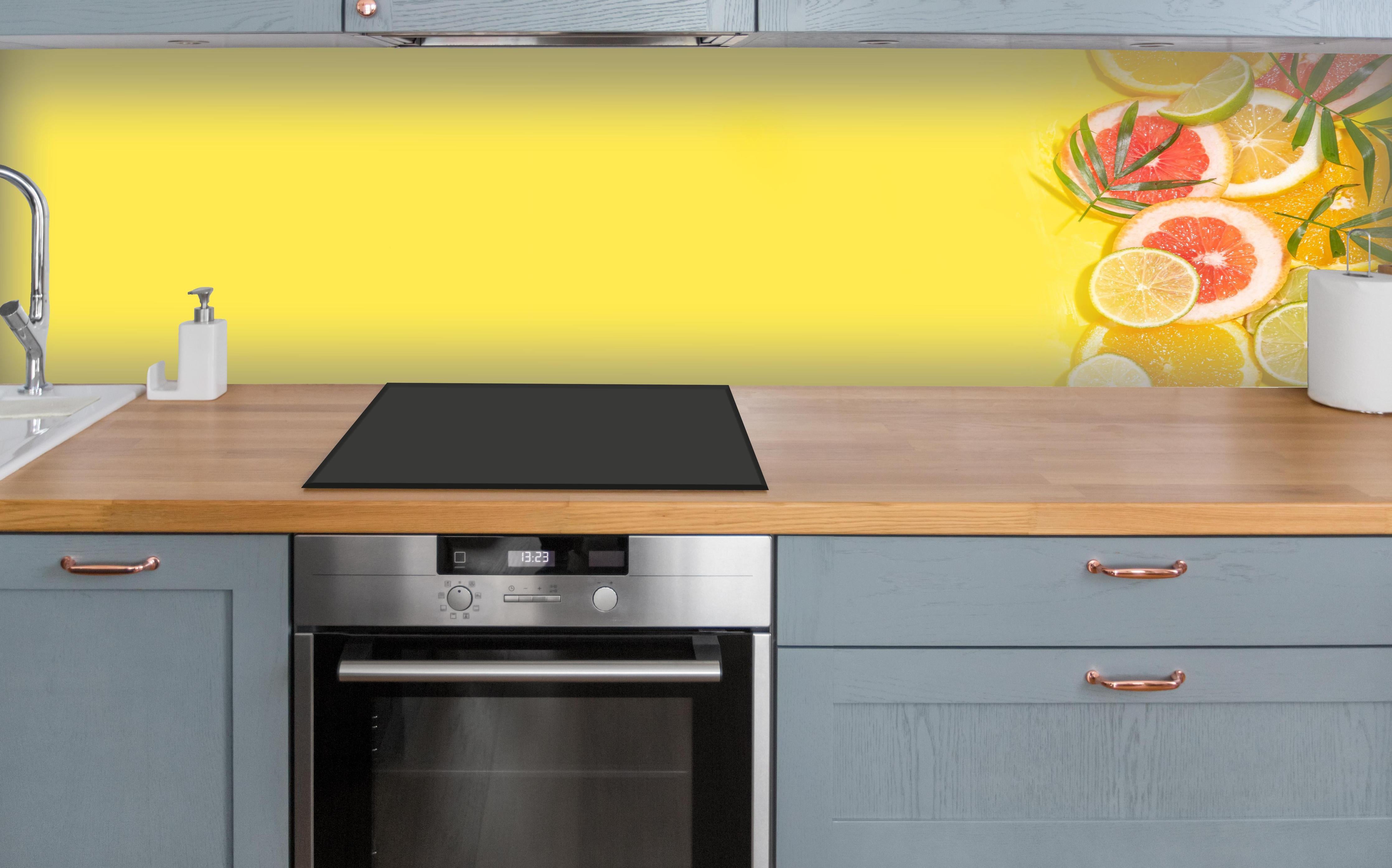 Küche - Zitrus-Küchenrückwand Gelb über polierter Holzarbeitsplatte mit Cerankochfeld