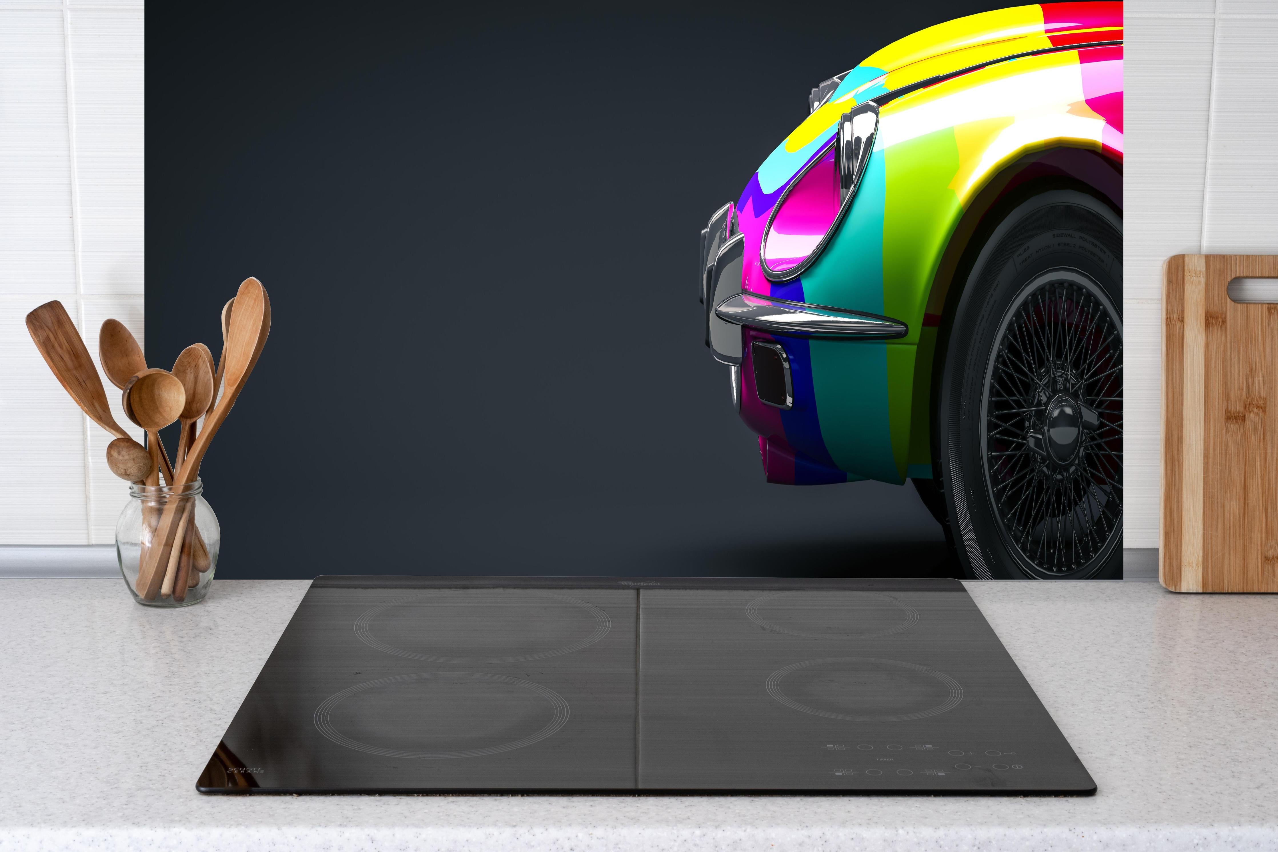 Küche - 3D Illustration Buntes Vintage Auto hinter weißen Hochglanz-Küchenregalen und schwarzem Wasserhahn