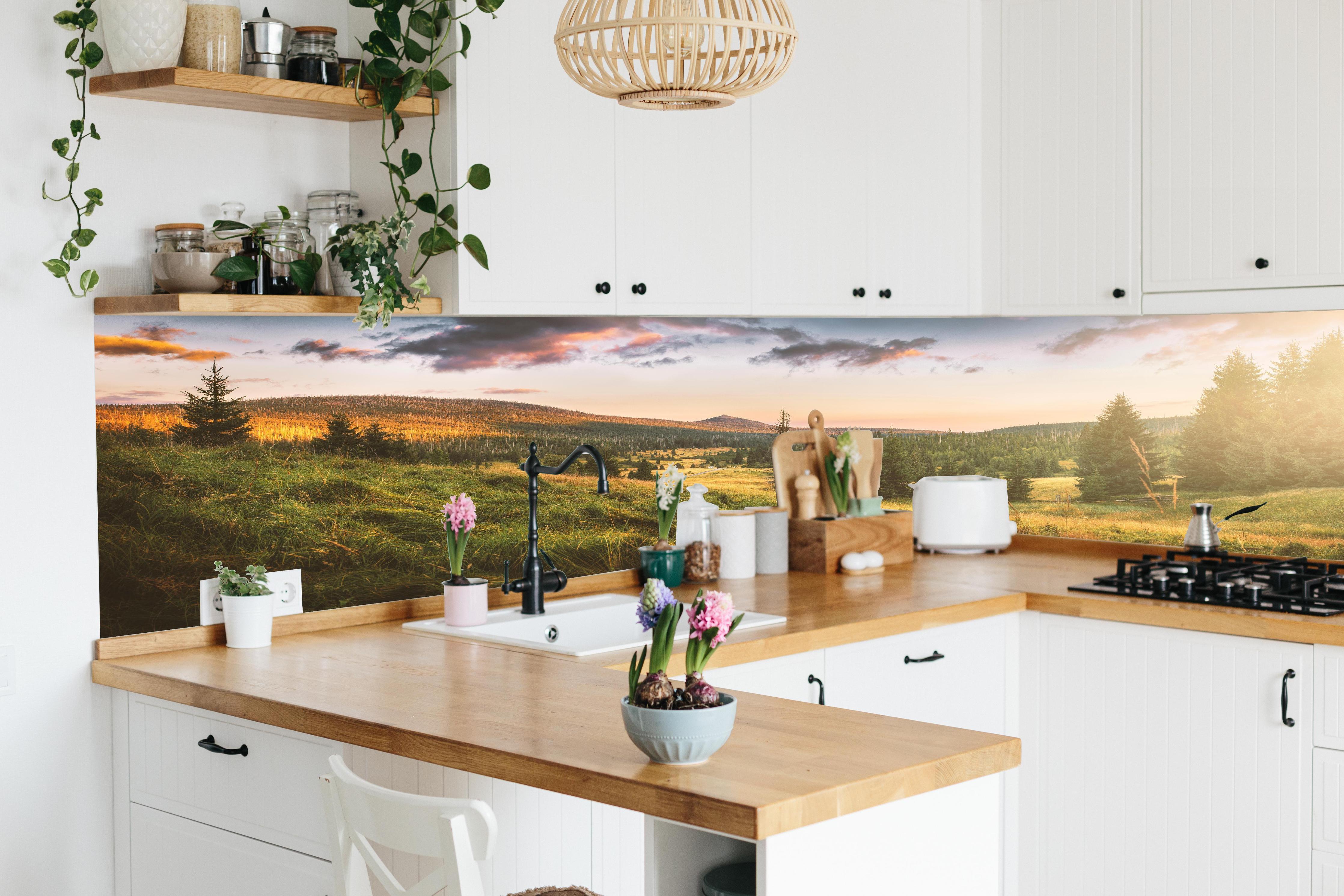 Küche - Abendlicher Berg Luzný - Tschechien hinter weißen Hochglanz-Küchenregalen und schwarzem Wasserhahn