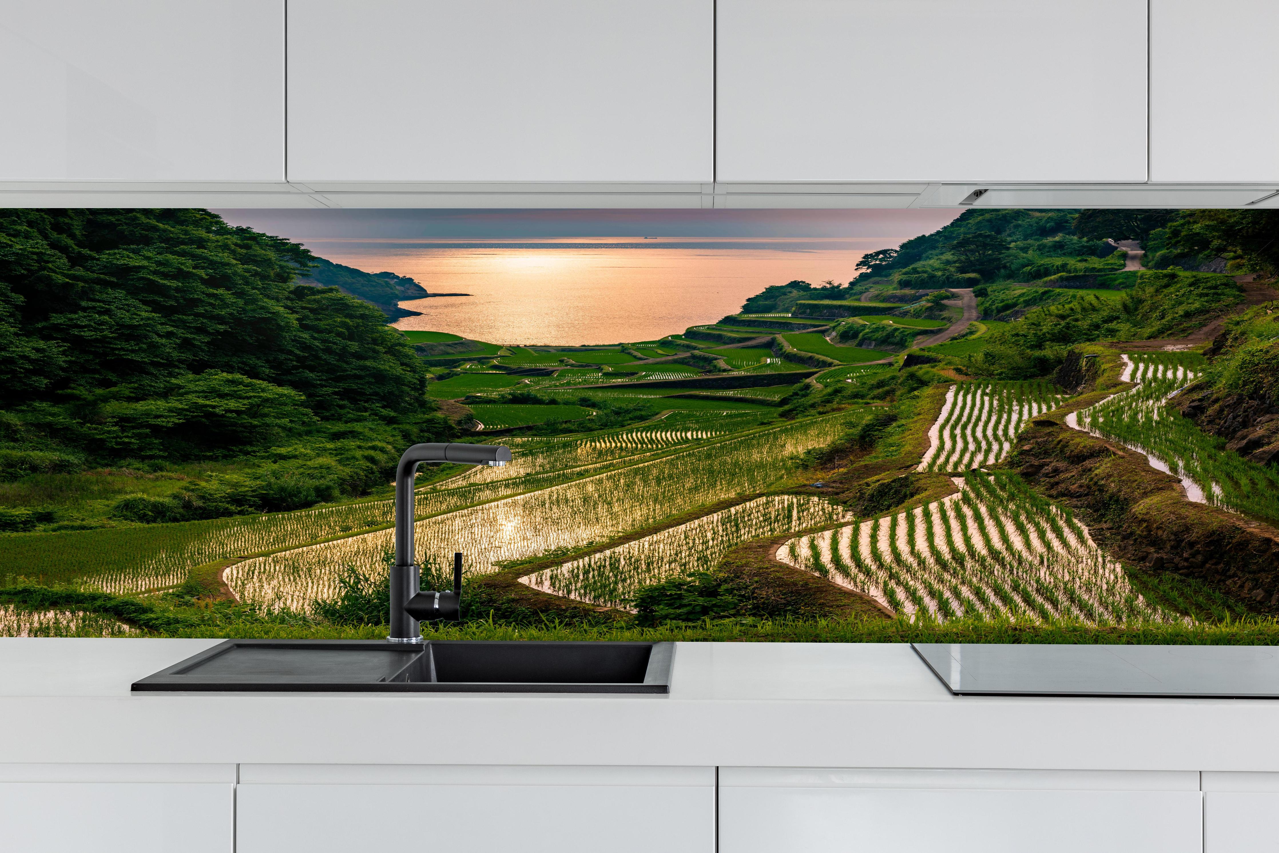 Küche - Abendlicher Blick japanische Berglandschaft hinter weißen Hochglanz-Küchenregalen und schwarzem Wasserhahn