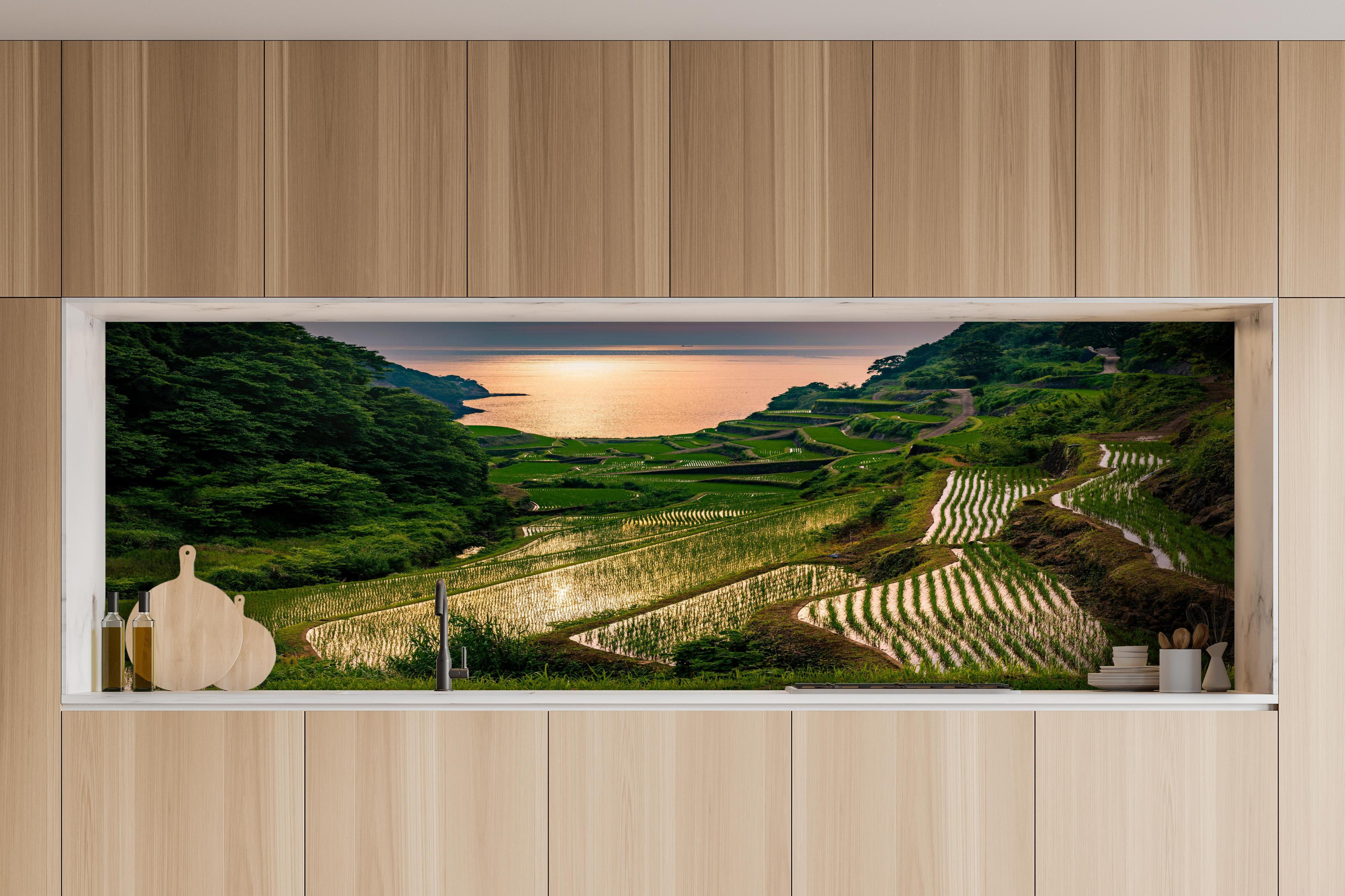 Küche - Abendlicher Blick japanische Berglandschaft hinter weißen Hochglanz-Küchenregalen und schwarzem Wasserhahn