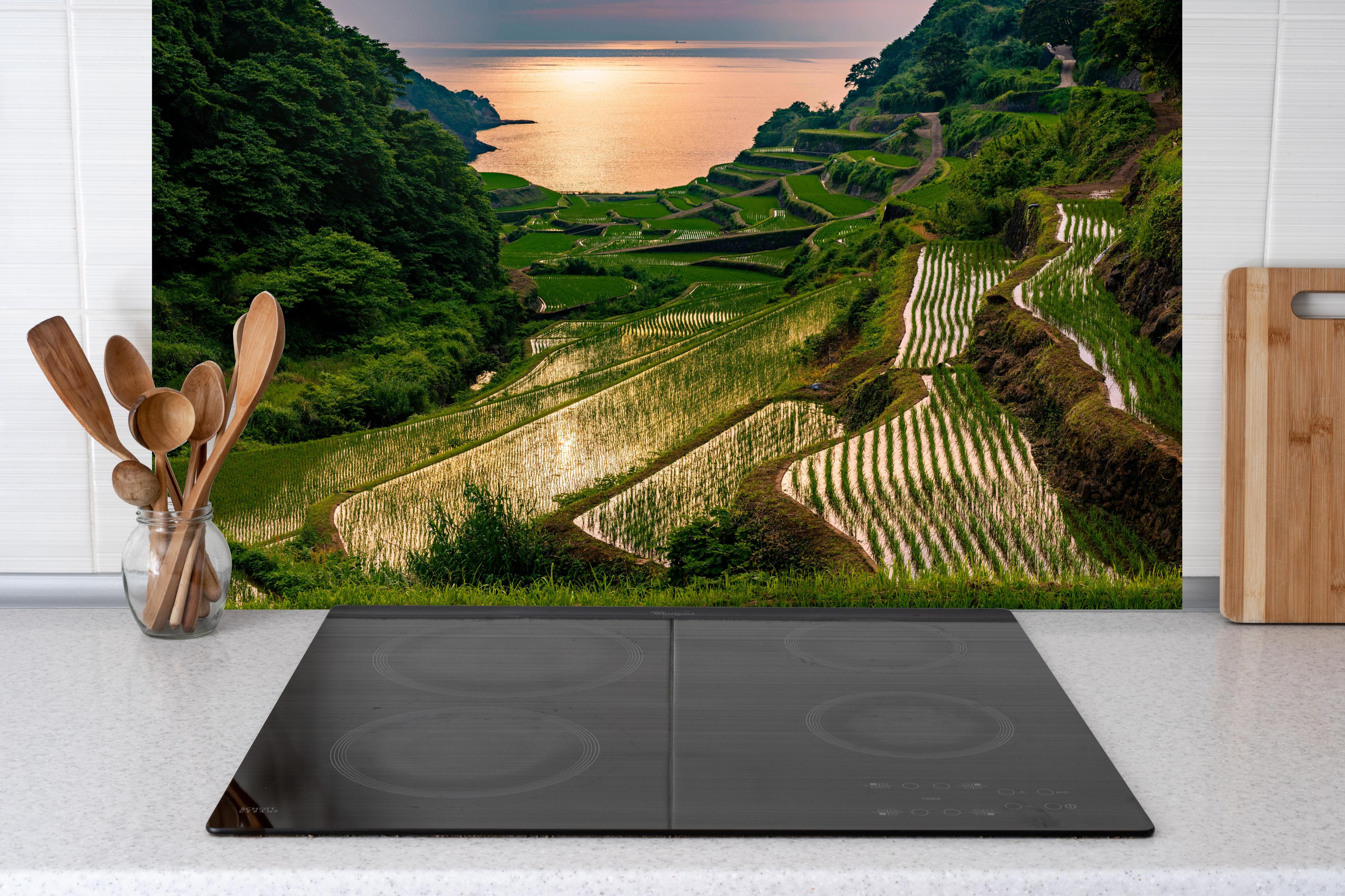 Küche - Abendlicher Blick japanische Berglandschaft hinter weißen Hochglanz-Küchenregalen und schwarzem Wasserhahn