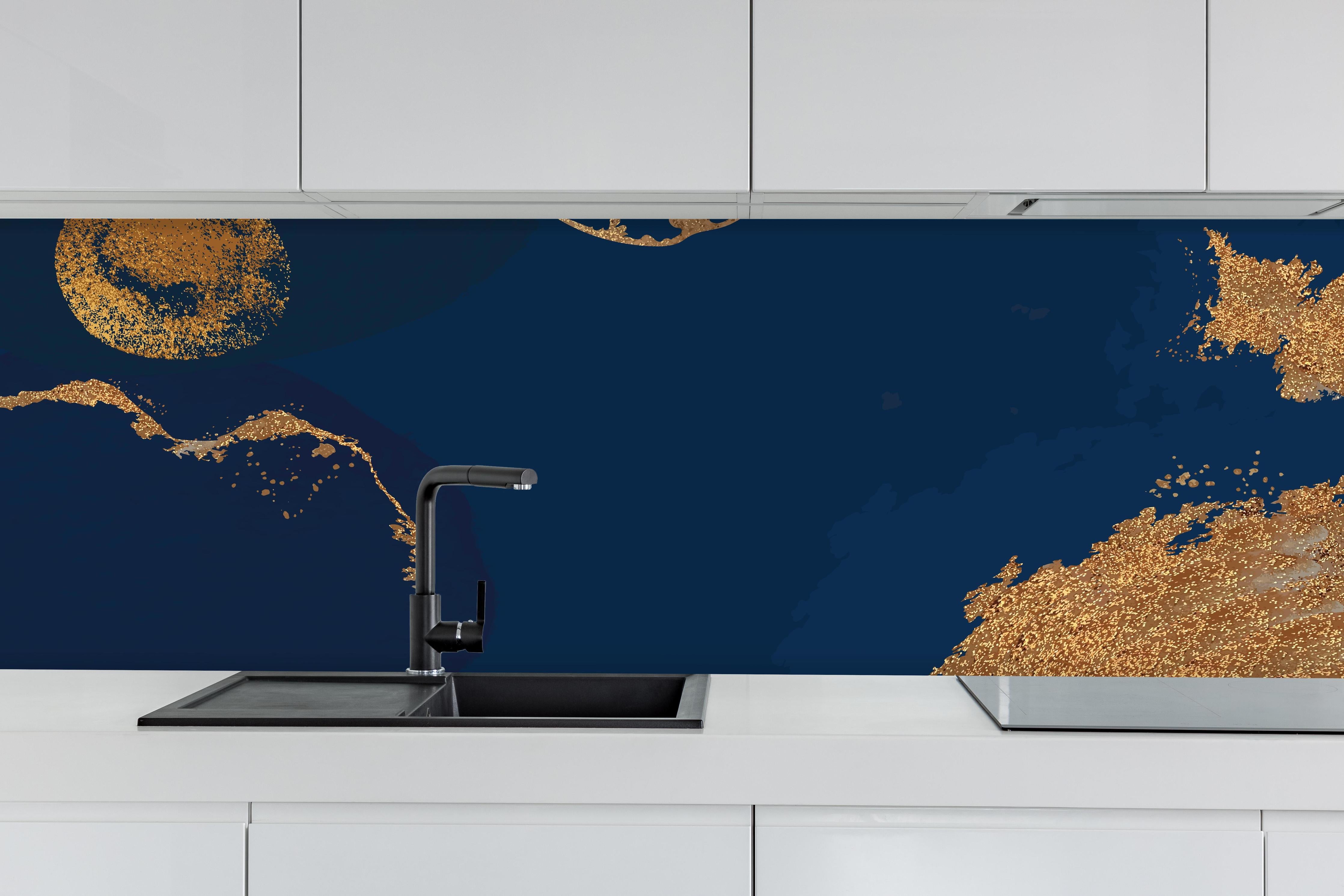 Küche - Abstract Art Dunkelheit mit Goldflimmer hinter weißen Hochglanz-Küchenregalen und schwarzem Wasserhahn