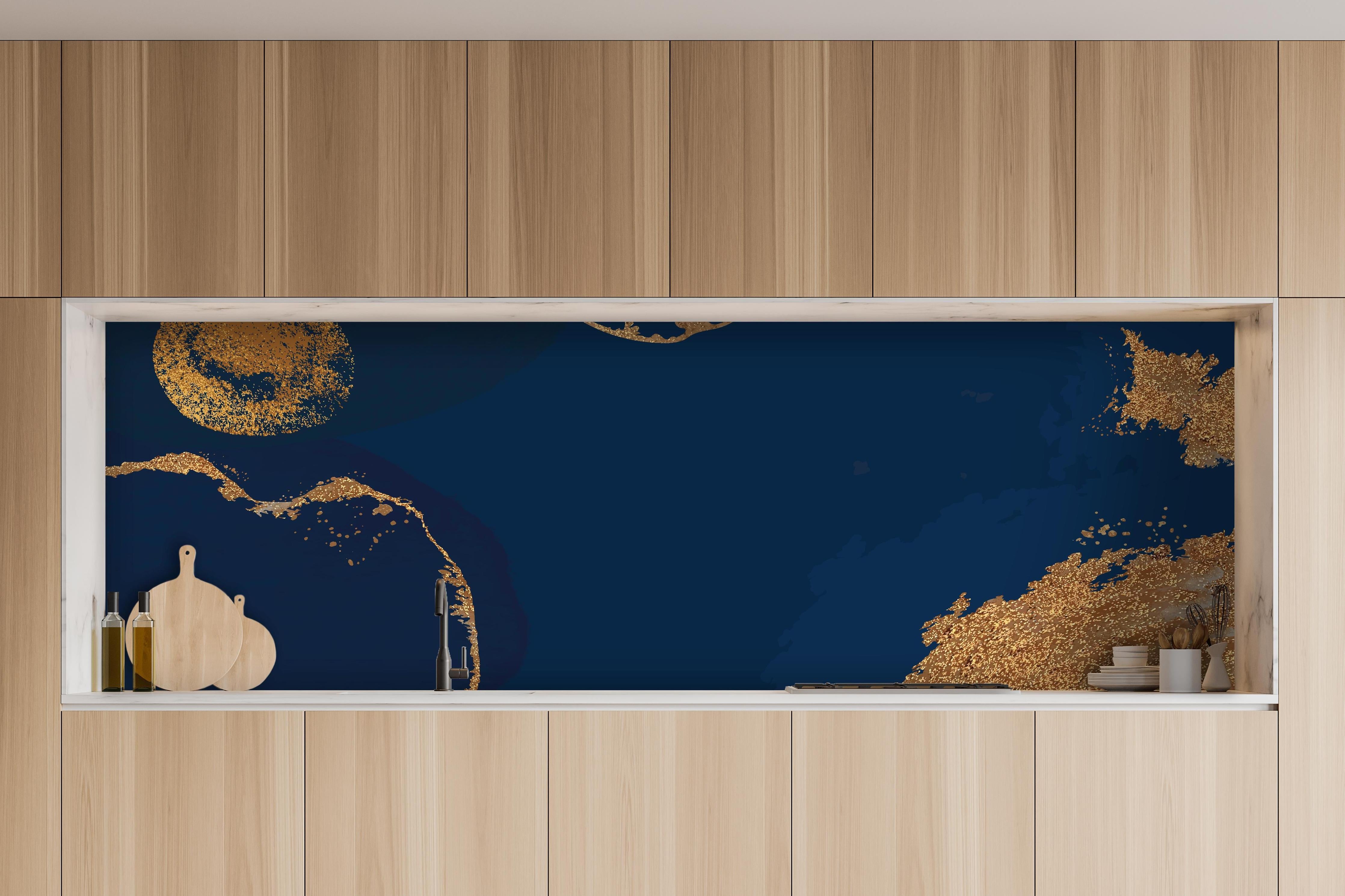 Küche - Abstract Art Dunkelheit mit Goldflimmer hinter weißen Hochglanz-Küchenregalen und schwarzem Wasserhahn