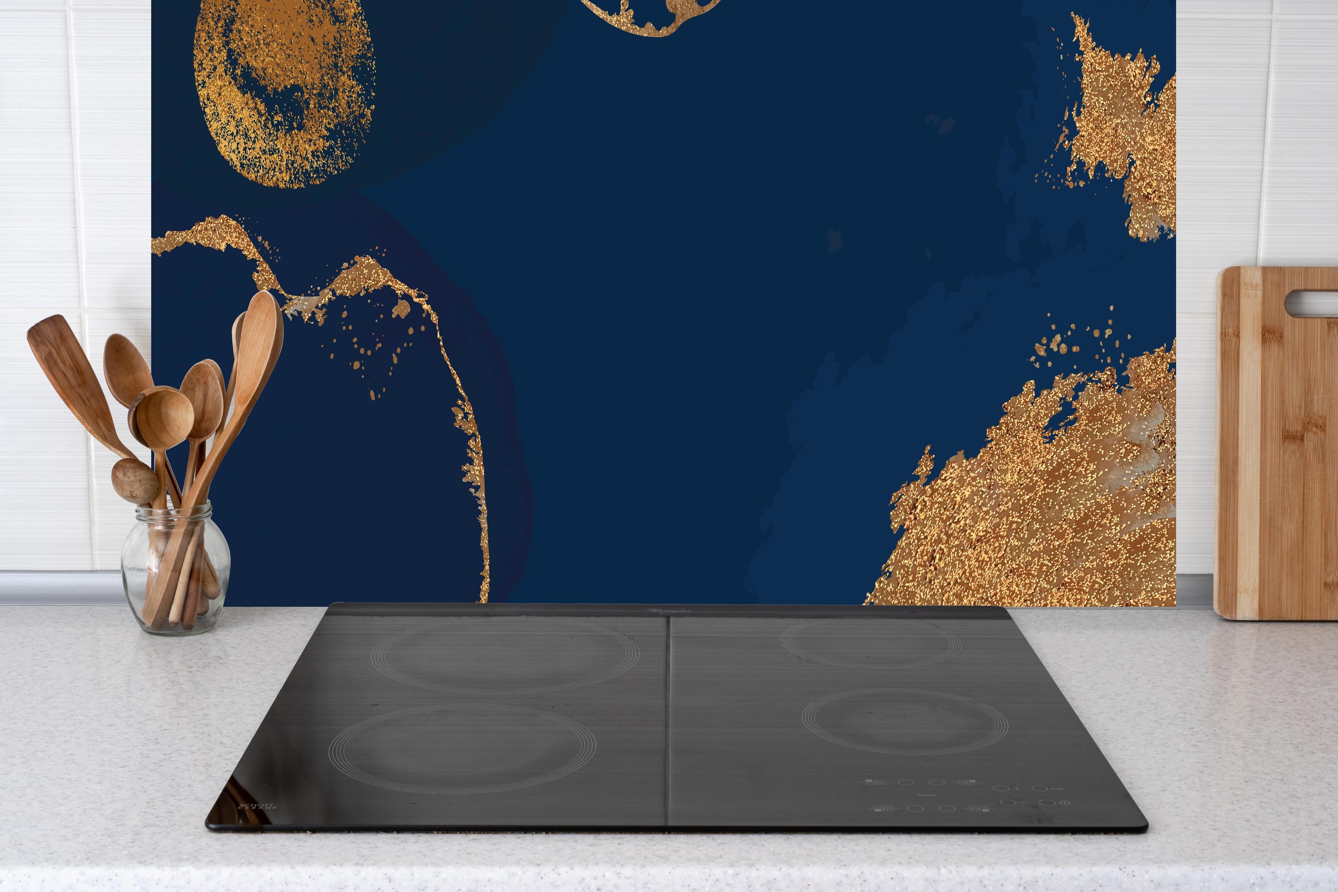 Küche - Abstract Art Dunkelheit mit Goldflimmer hinter weißen Hochglanz-Küchenregalen und schwarzem Wasserhahn