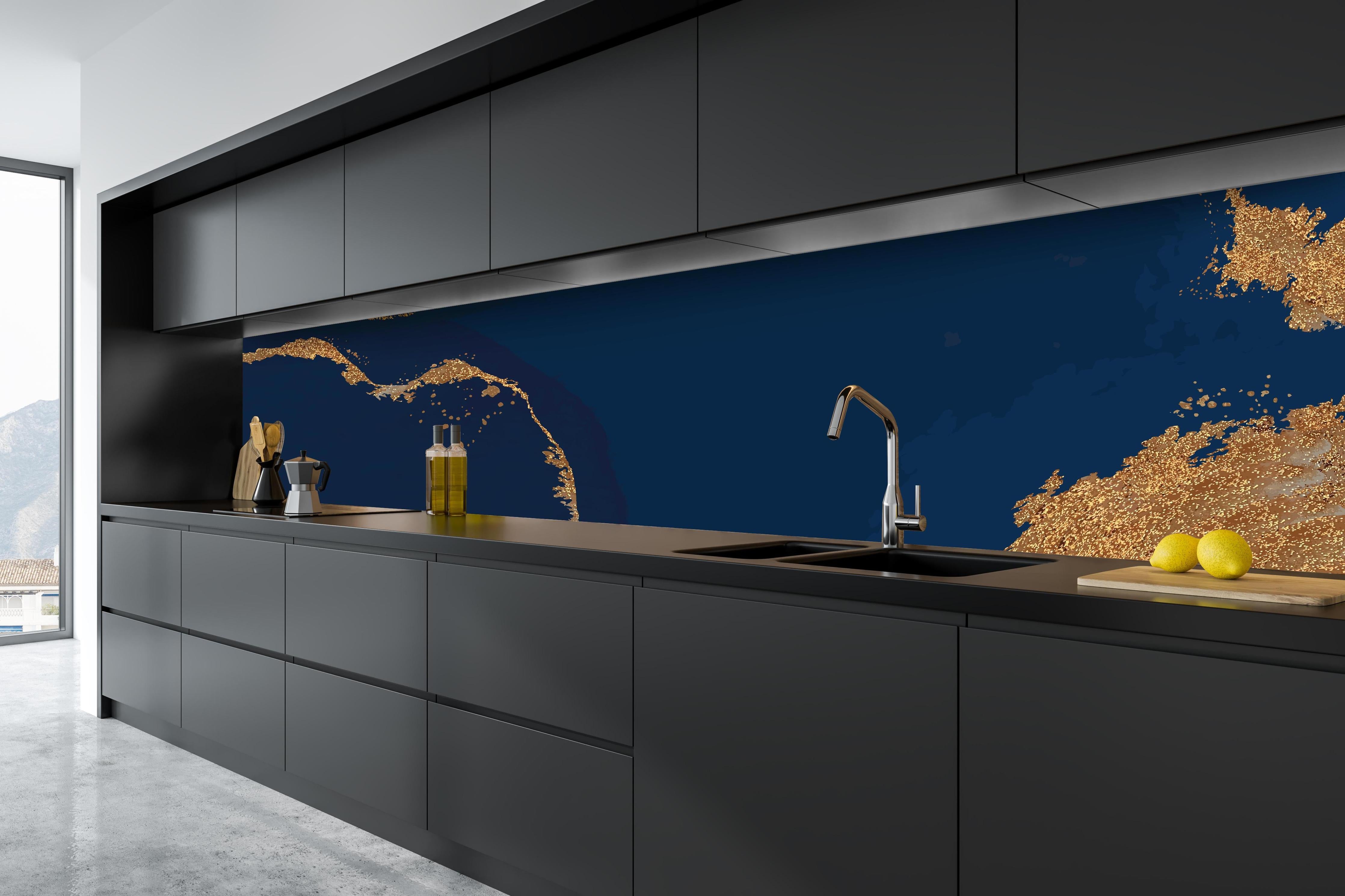 Küche - Abstract Art Dunkelheit mit Goldflimmer hinter weißen Hochglanz-Küchenregalen und schwarzem Wasserhahn