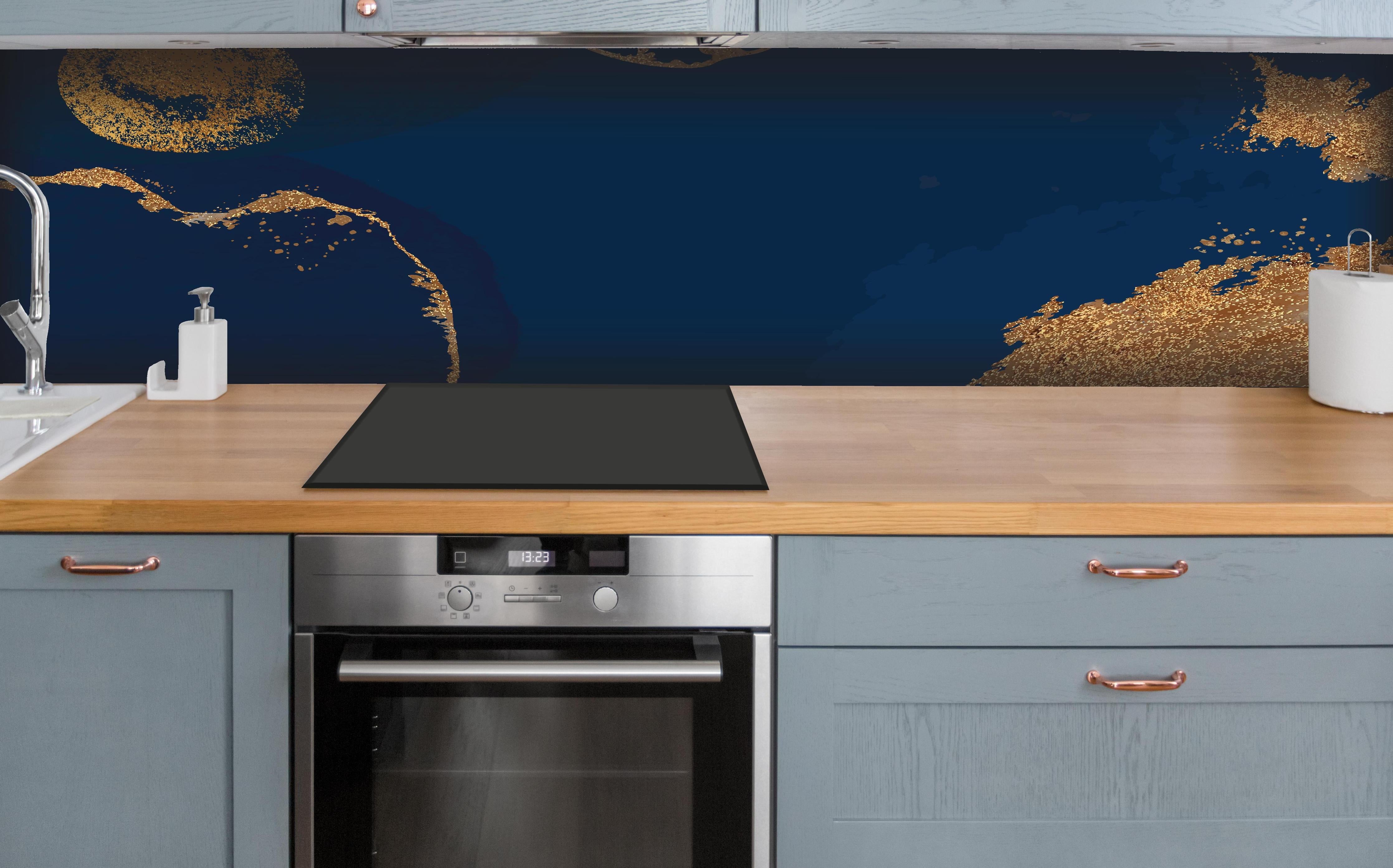 Küche - Abstract Art Dunkelheit mit Goldflimmer hinter weißen Hochglanz-Küchenregalen und schwarzem Wasserhahn