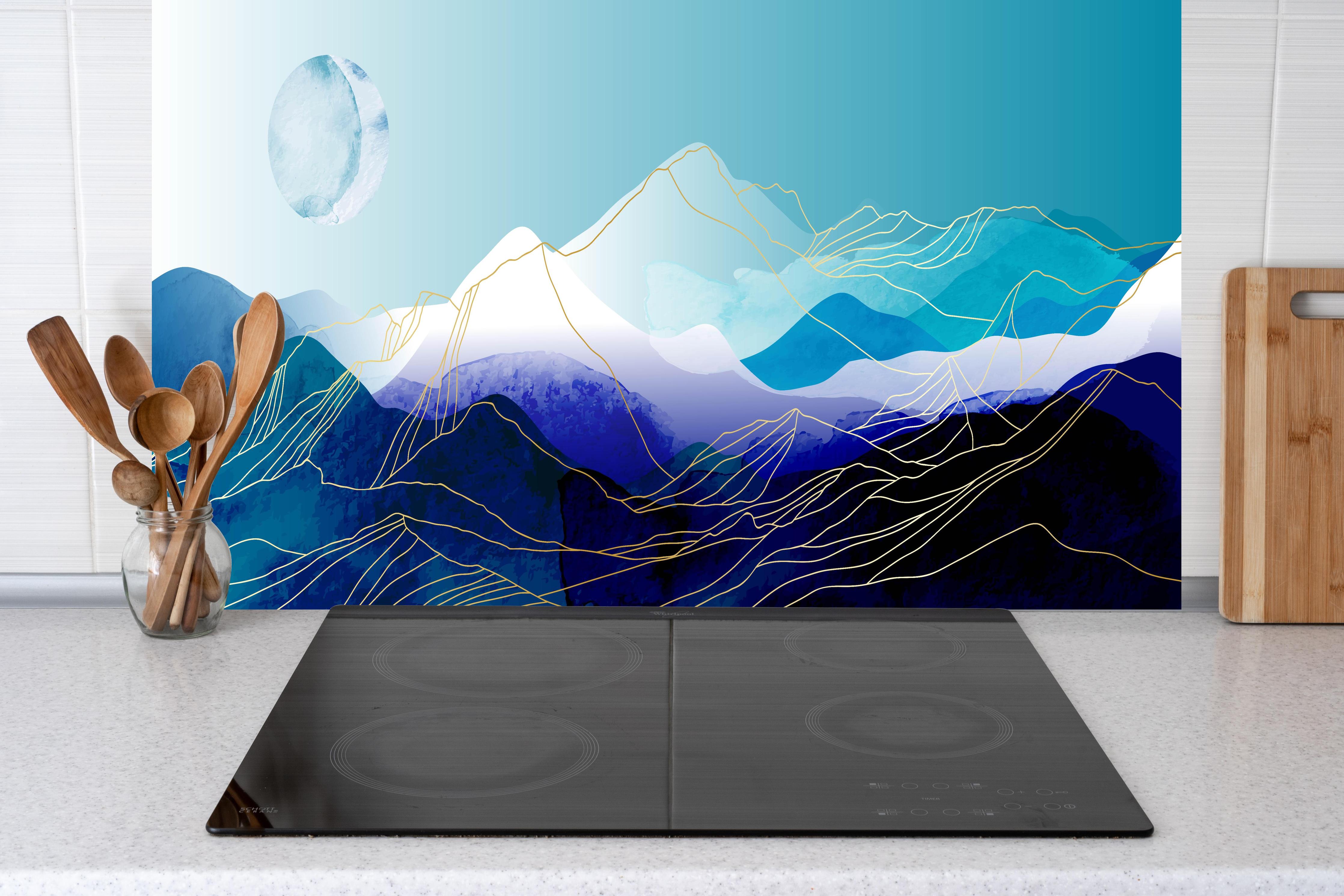 Küche - Abstrakte Aquarell Berge mit Mond hinter weißen Hochglanz-Küchenregalen und schwarzem Wasserhahn