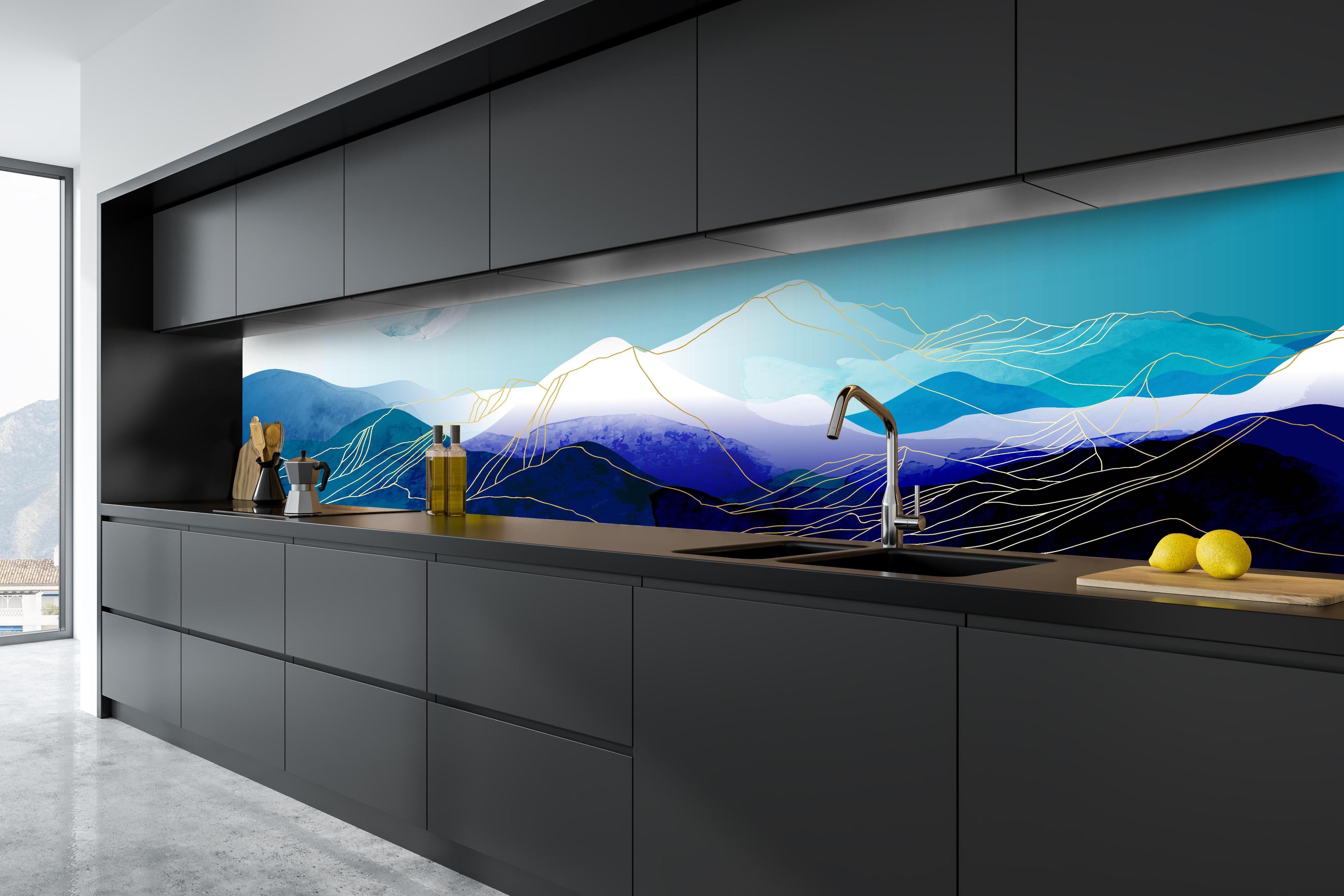 Küche - Abstrakte Aquarell Berge mit Mond hinter weißen Hochglanz-Küchenregalen und schwarzem Wasserhahn