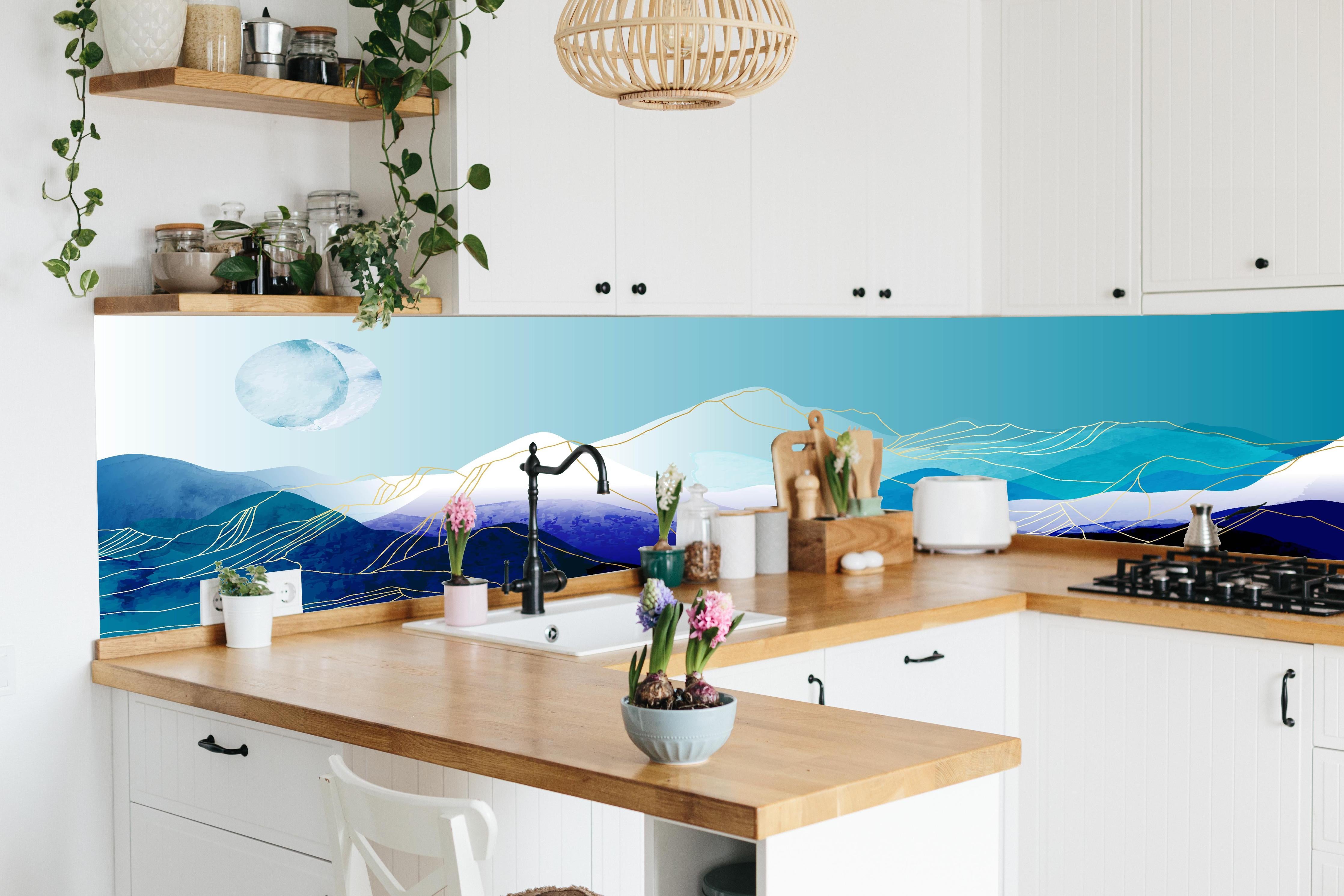 Küche - Abstrakte Aquarell Berge mit Mond hinter weißen Hochglanz-Küchenregalen und schwarzem Wasserhahn