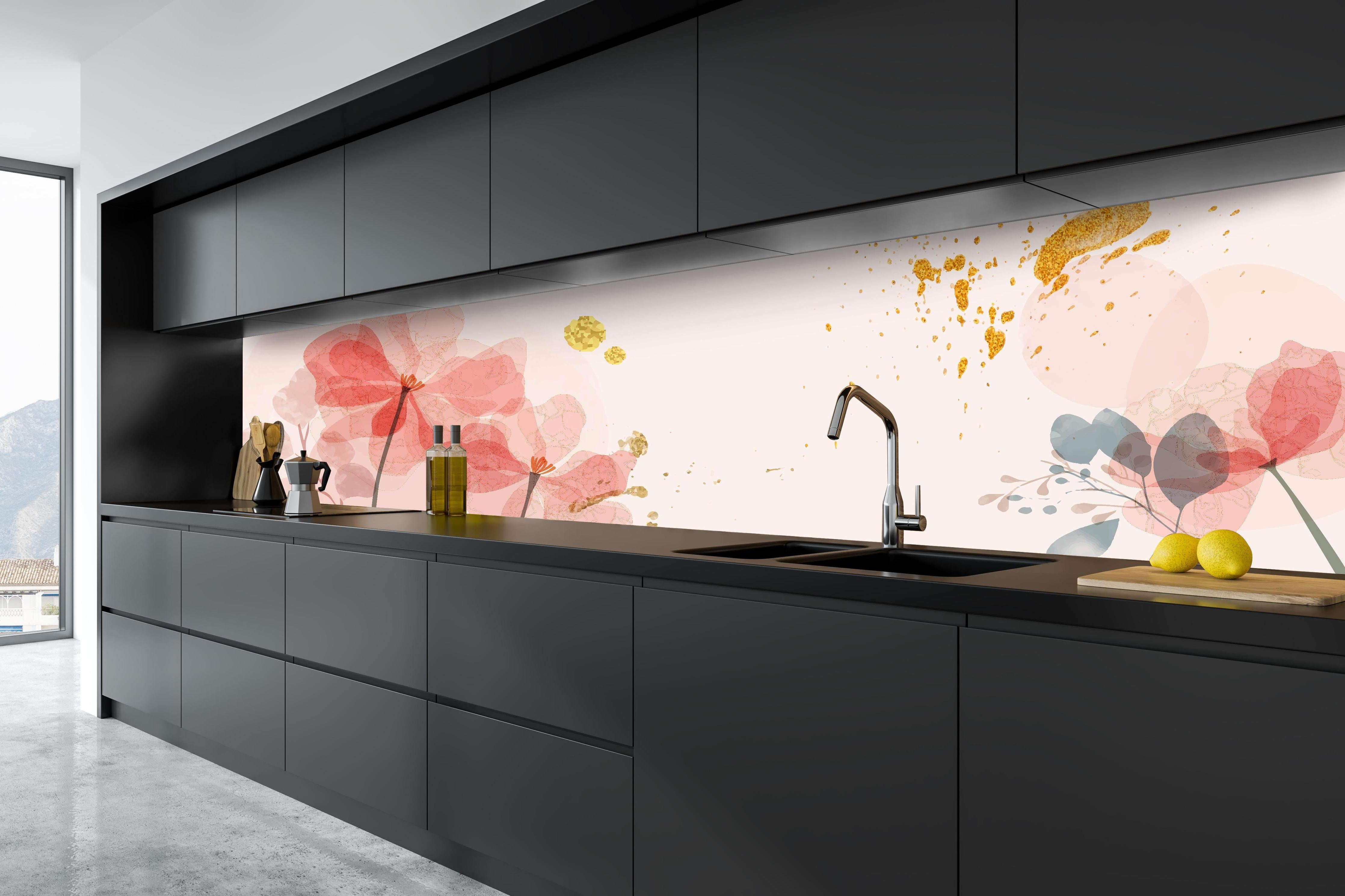 Küche - Abstrakte Aquarell Blütenillustration hinter weißen Hochglanz-Küchenregalen und schwarzem Wasserhahn