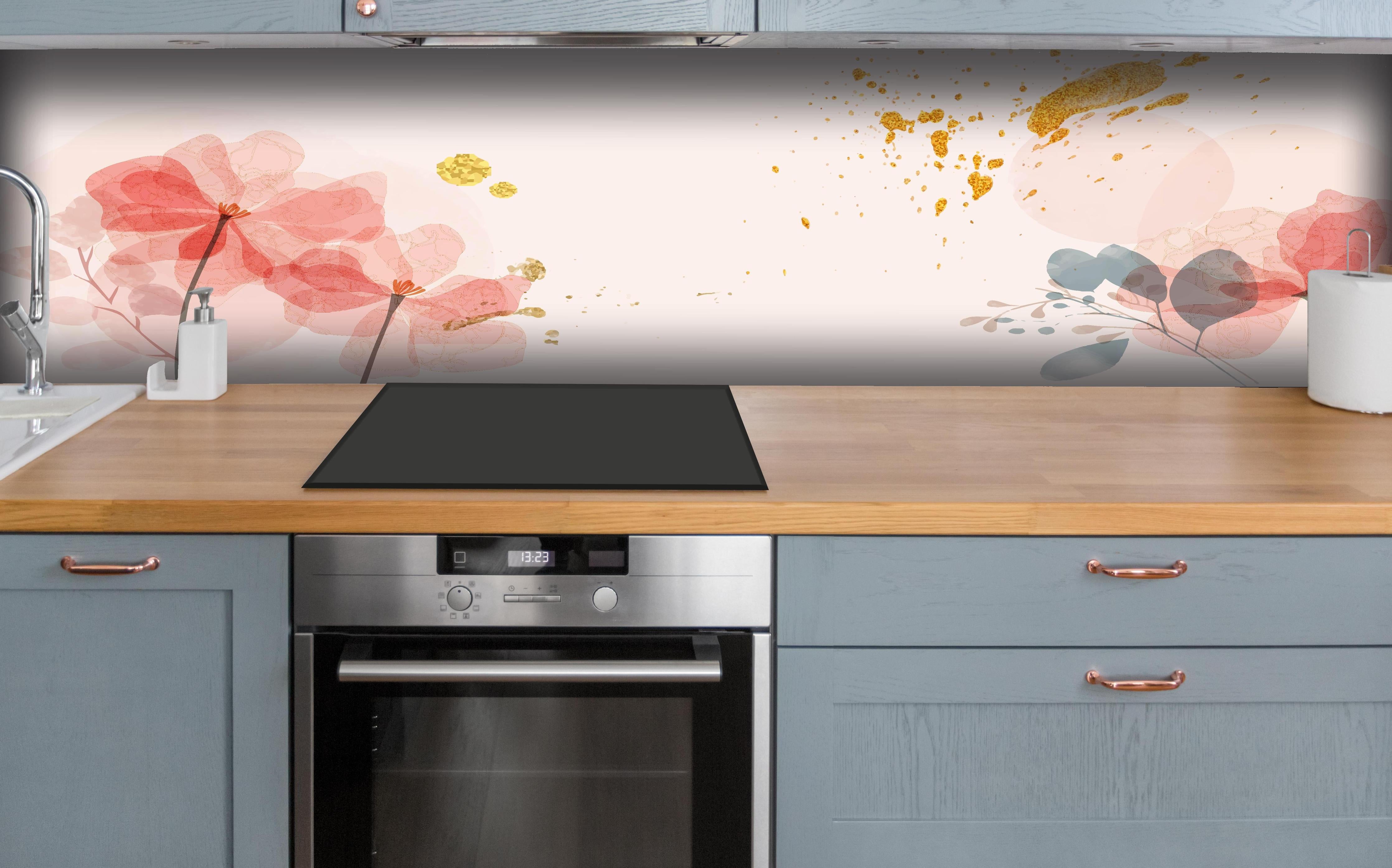 Küche - Abstrakte Aquarell Blütenillustration hinter weißen Hochglanz-Küchenregalen und schwarzem Wasserhahn