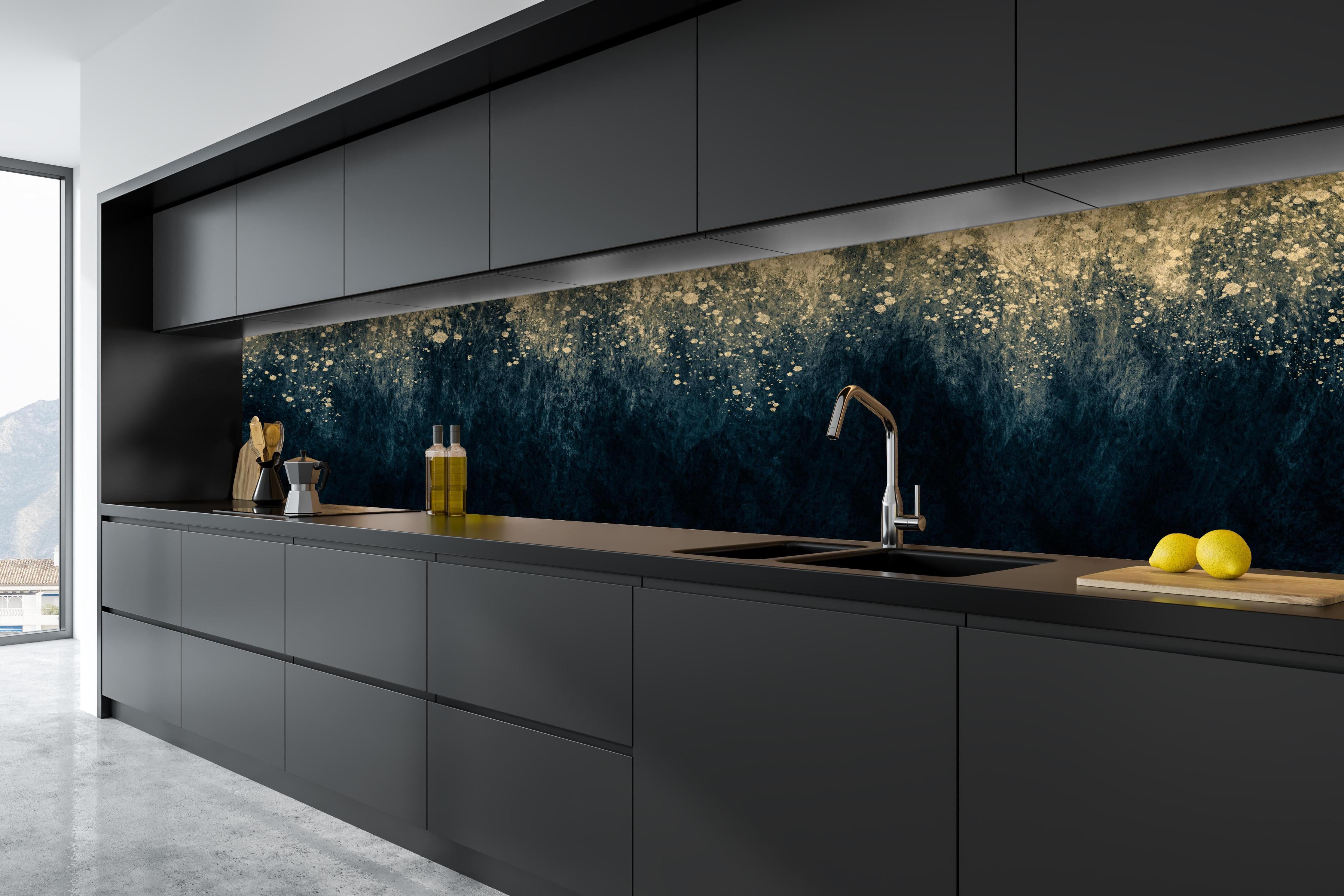 Küche - Abstrakte Aquarellkunst - Vintage hinter weißen Hochglanz-Küchenregalen und schwarzem Wasserhahn