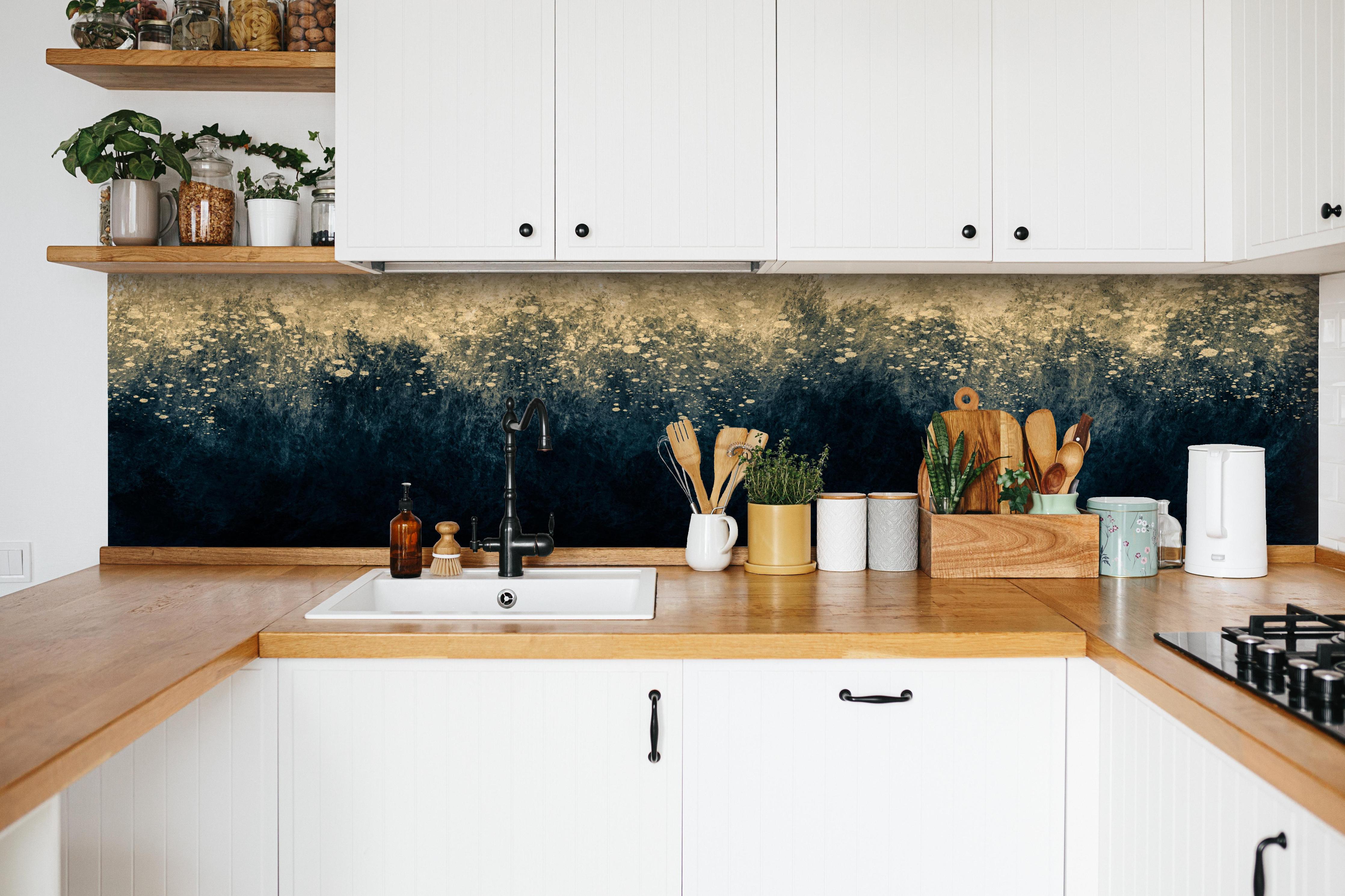 Küche - Abstrakte Aquarellkunst - Vintage hinter weißen Hochglanz-Küchenregalen und schwarzem Wasserhahn