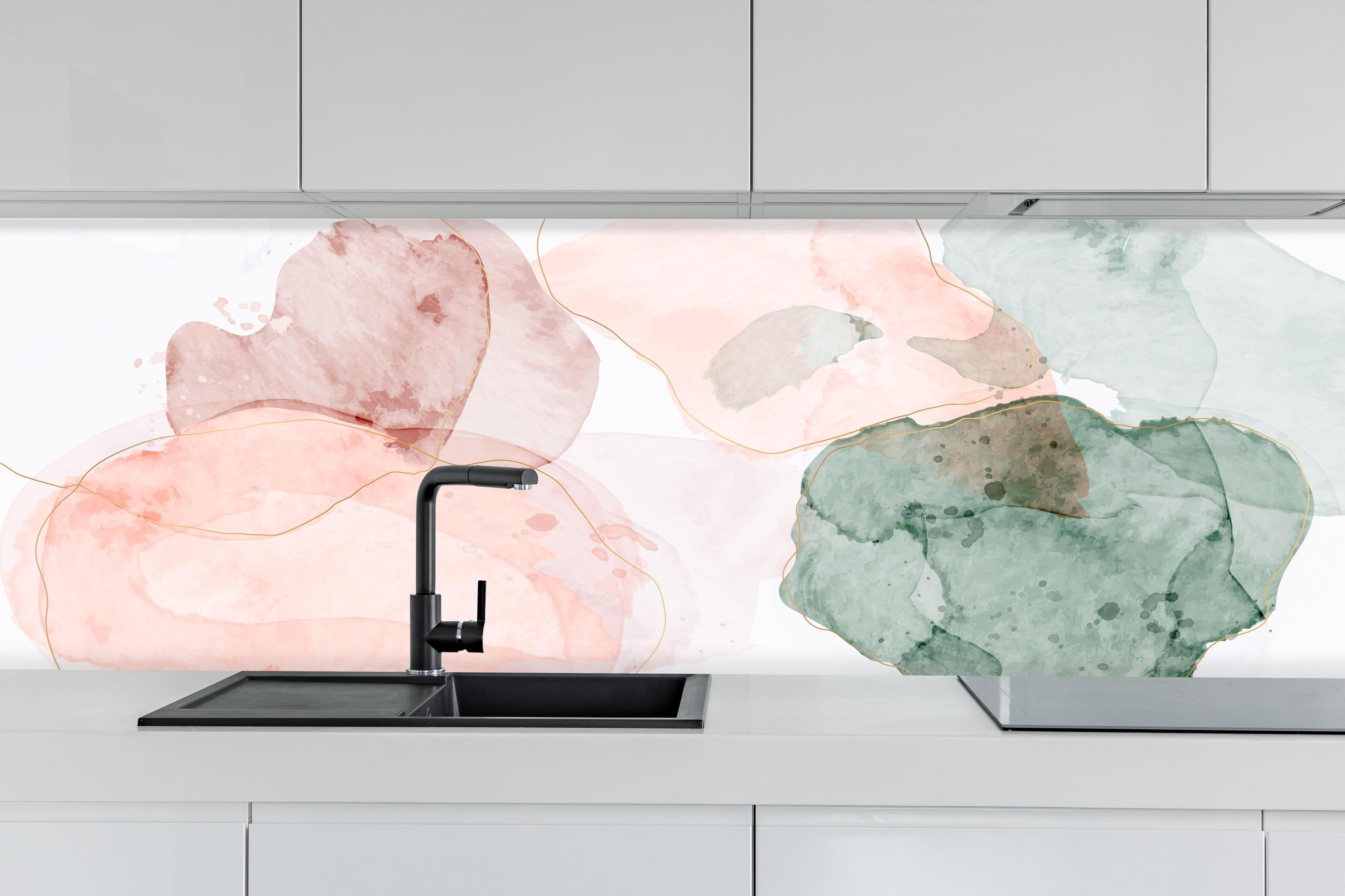 Küche - Abstrakte Aquarellkunst in Pastelltönen hinter weißen Hochglanz-Küchenregalen und schwarzem Wasserhahn