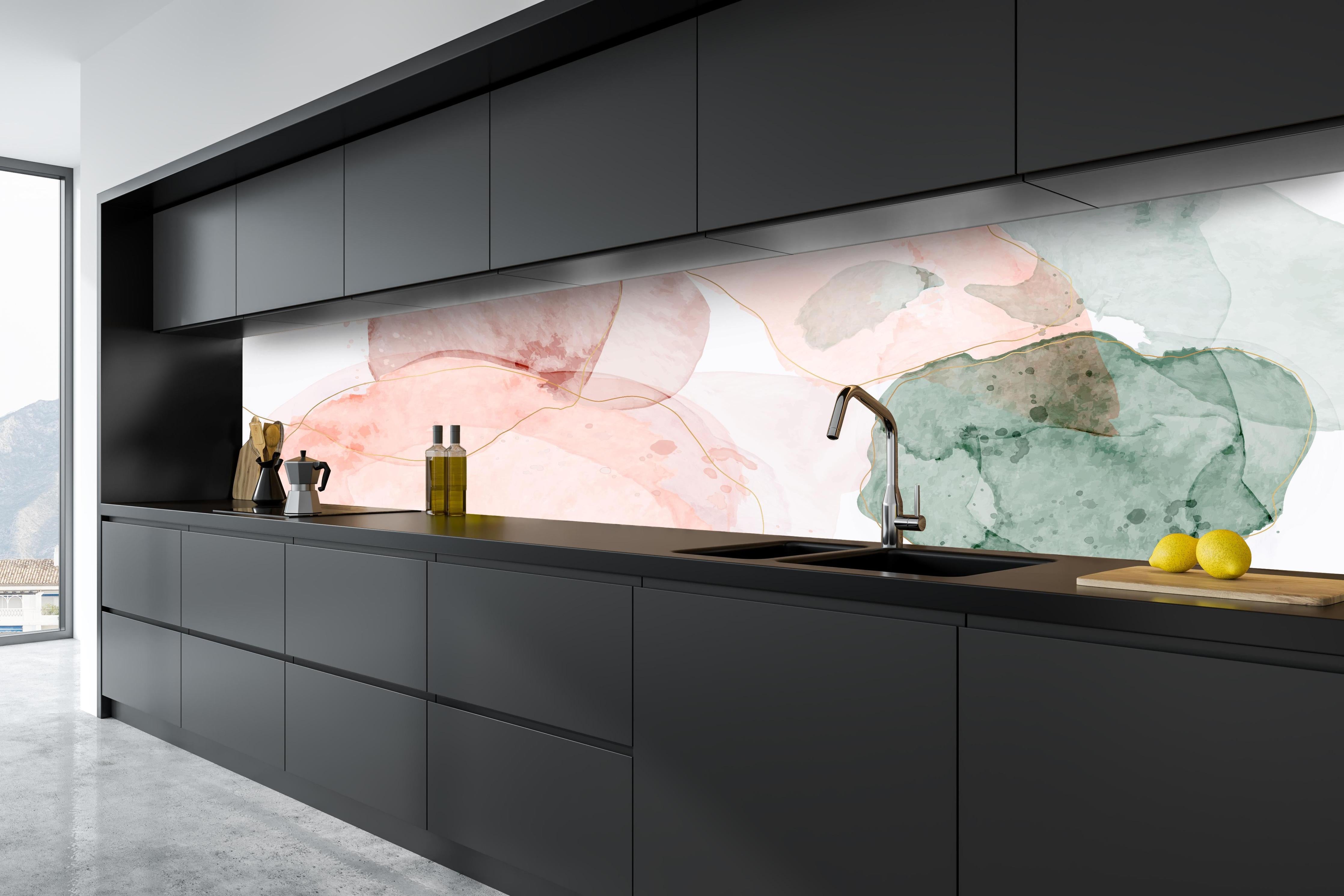 Küche - Abstrakte Aquarellkunst in Pastelltönen hinter weißen Hochglanz-Küchenregalen und schwarzem Wasserhahn