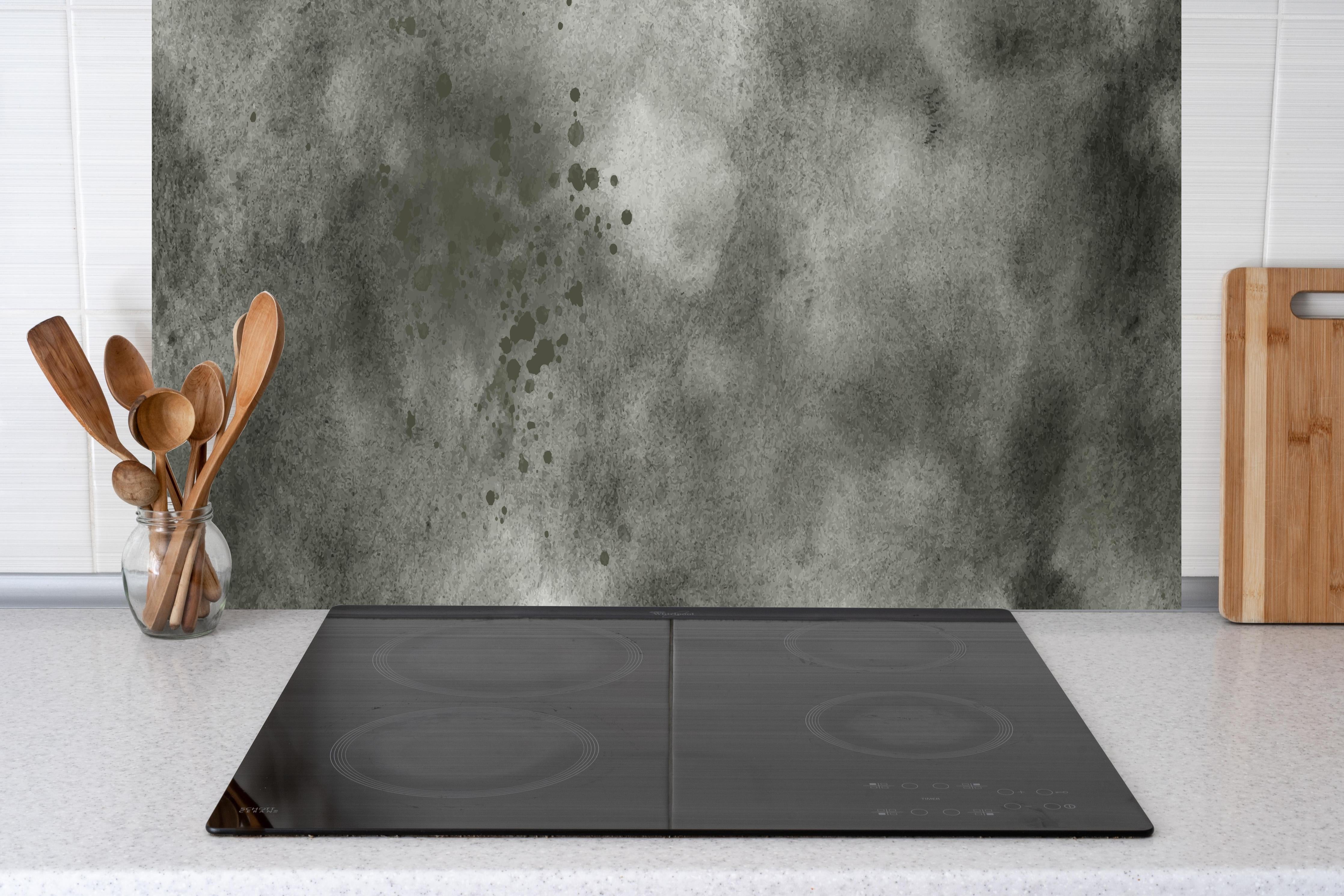 Küche - Abstrakte Aquarelltextur in Grautönen hinter weißen Hochglanz-Küchenregalen und schwarzem Wasserhahn