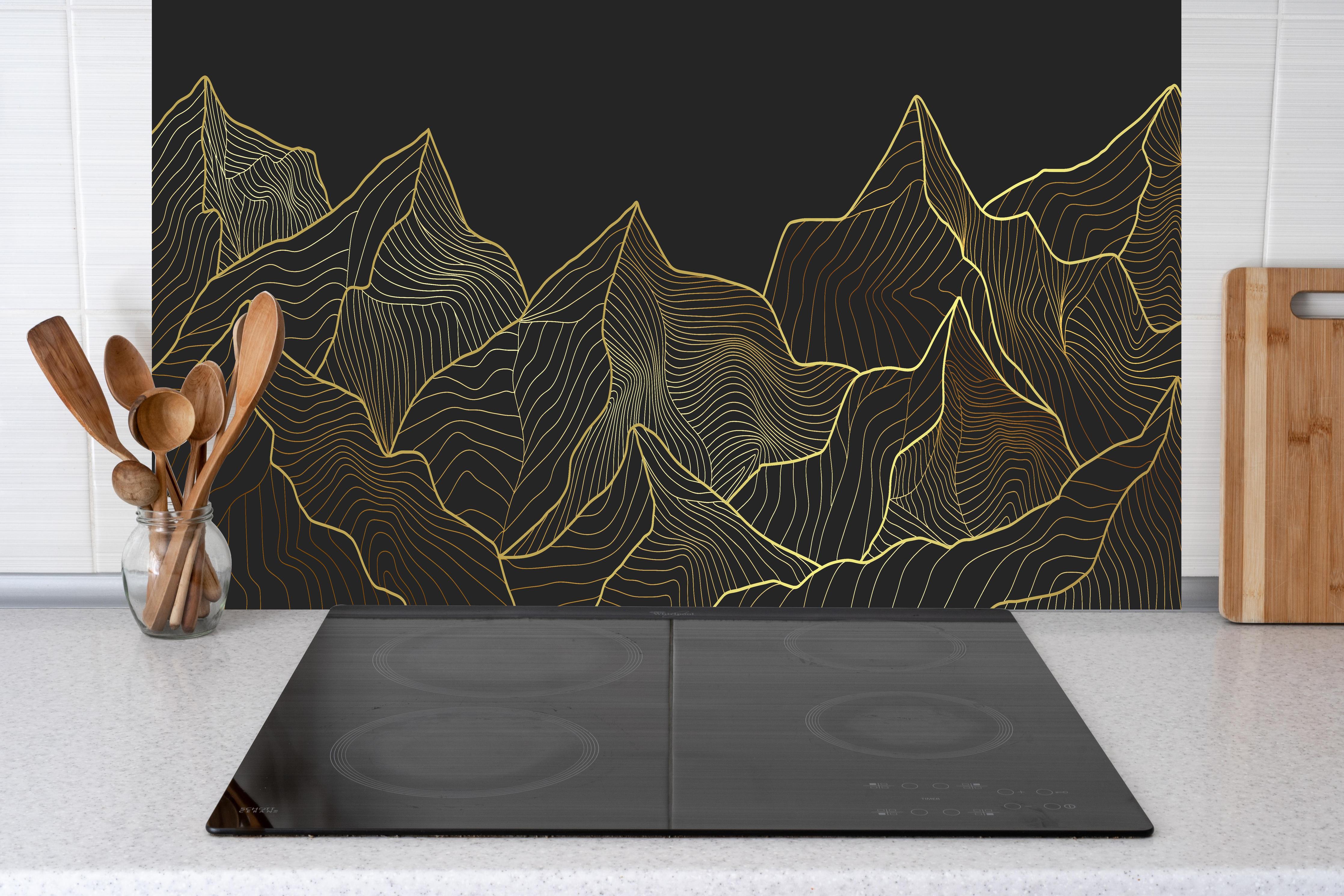 Küche - Abstrakte Berge in Gold auf Schwarzem Hintergrund hinter weißen Hochglanz-Küchenregalen und schwarzem Wasserhahn