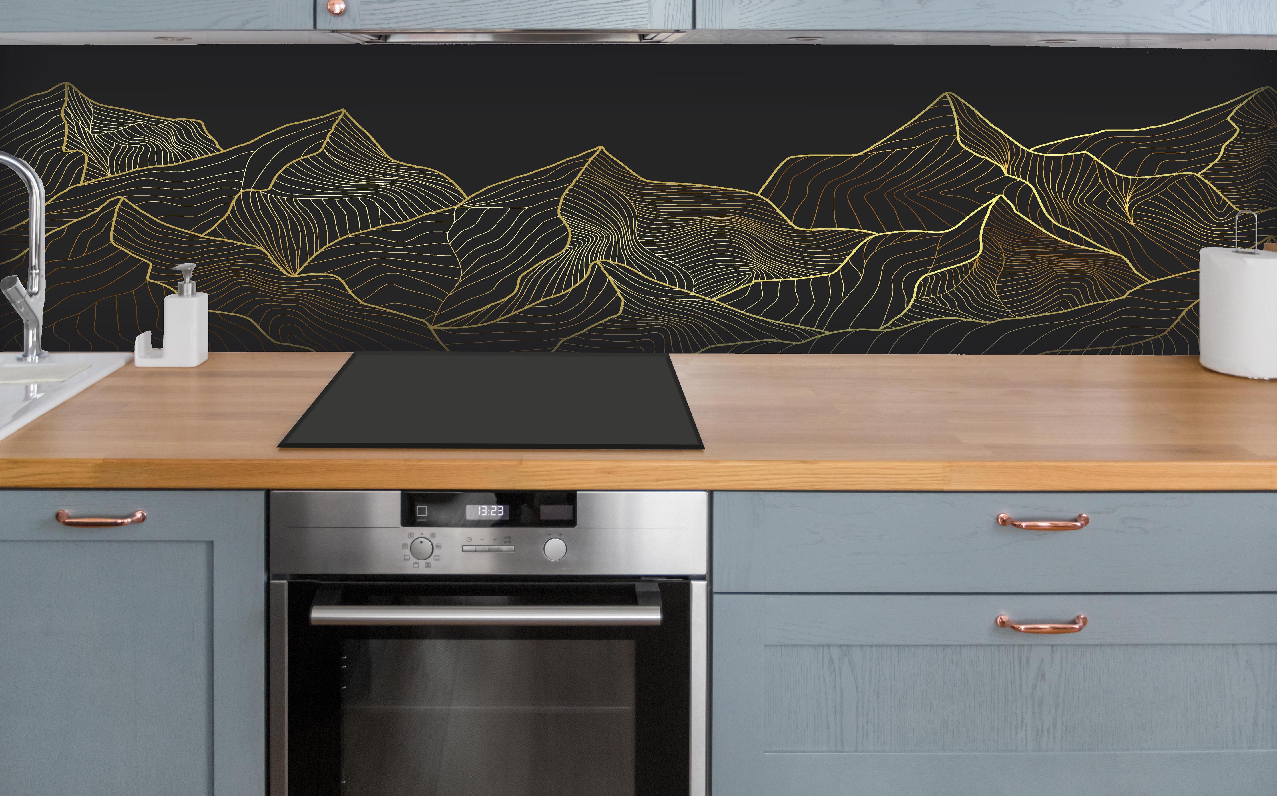 Küche - Abstrakte Berge in Gold auf Schwarzem Hintergrund hinter weißen Hochglanz-Küchenregalen und schwarzem Wasserhahn