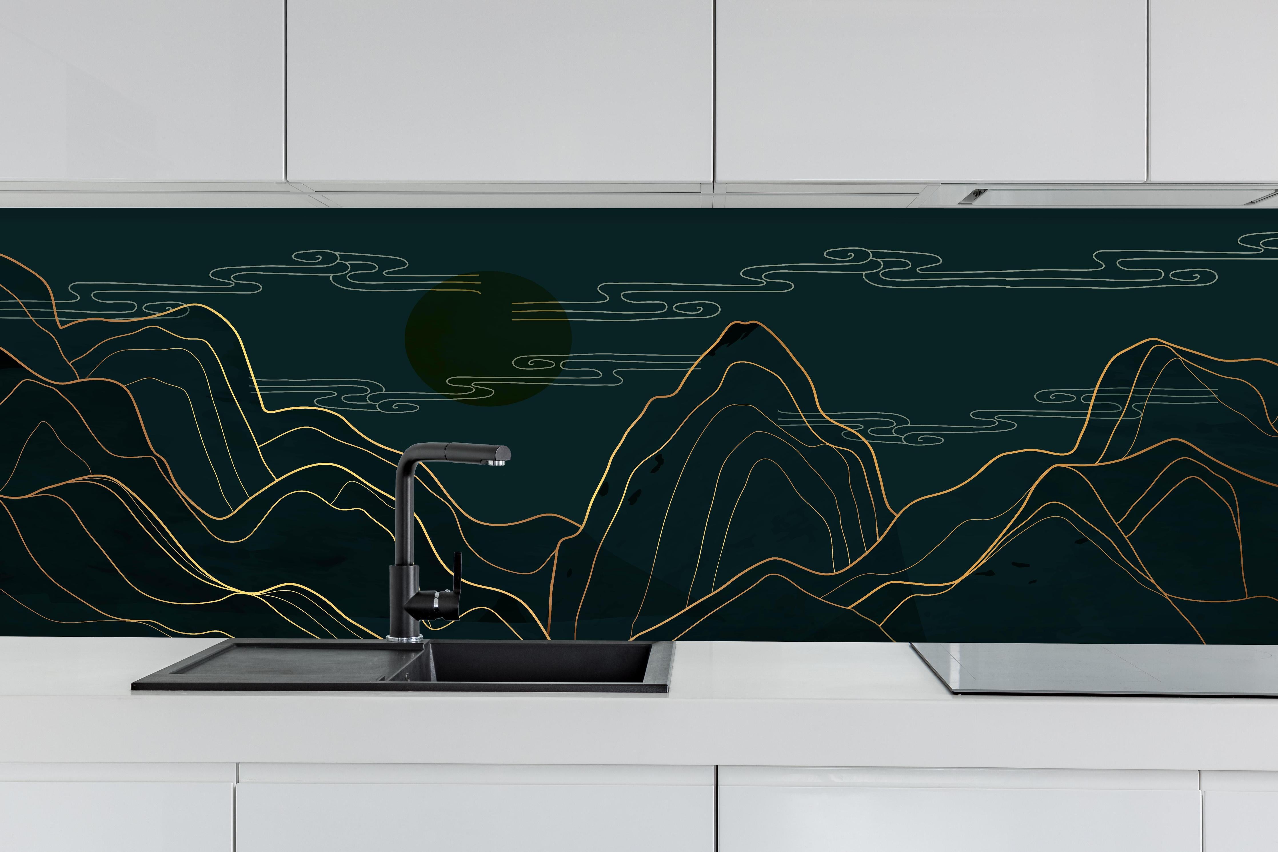 Küche - Abstrakte Bergkonturen in dunklen Tönen hinter weißen Hochglanz-Küchenregalen und schwarzem Wasserhahn