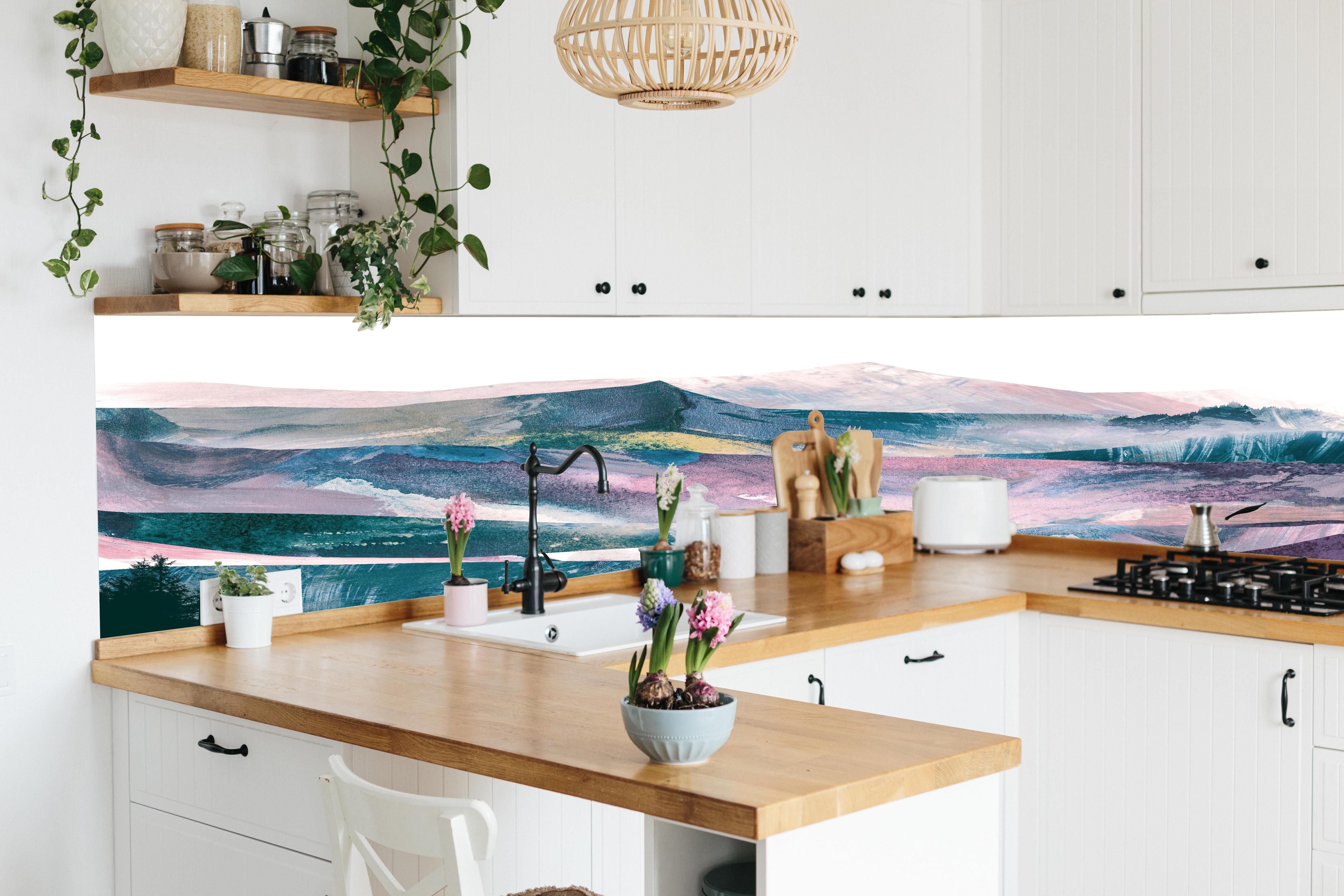 Küche - Abstrakte Berglandschaft in kühlen Farbtönen hinter weißen Hochglanz-Küchenregalen und schwarzem Wasserhahn