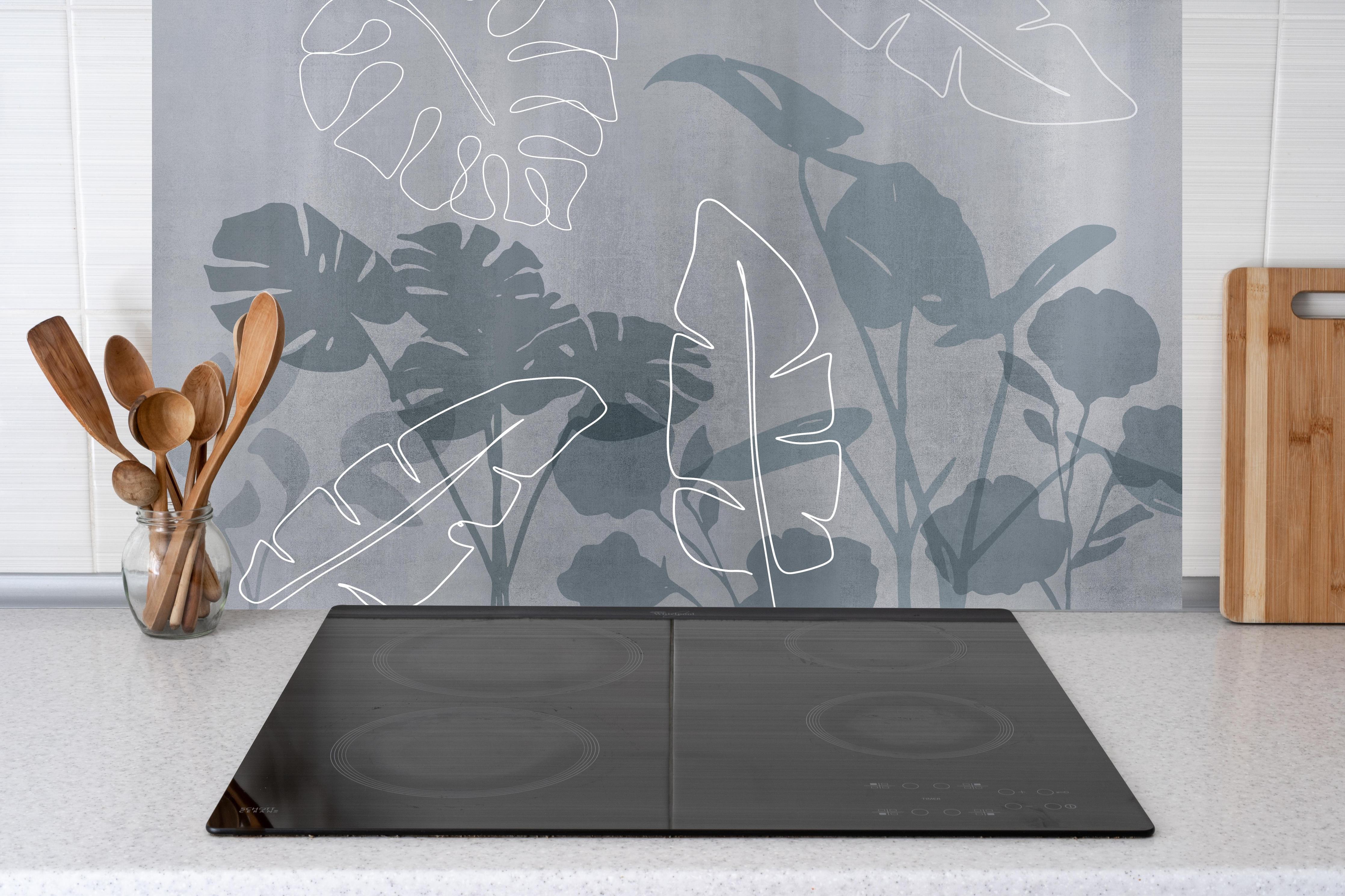 Küche - Abstrakte Blätter hinter weißen Hochglanz-Küchenregalen und schwarzem Wasserhahn