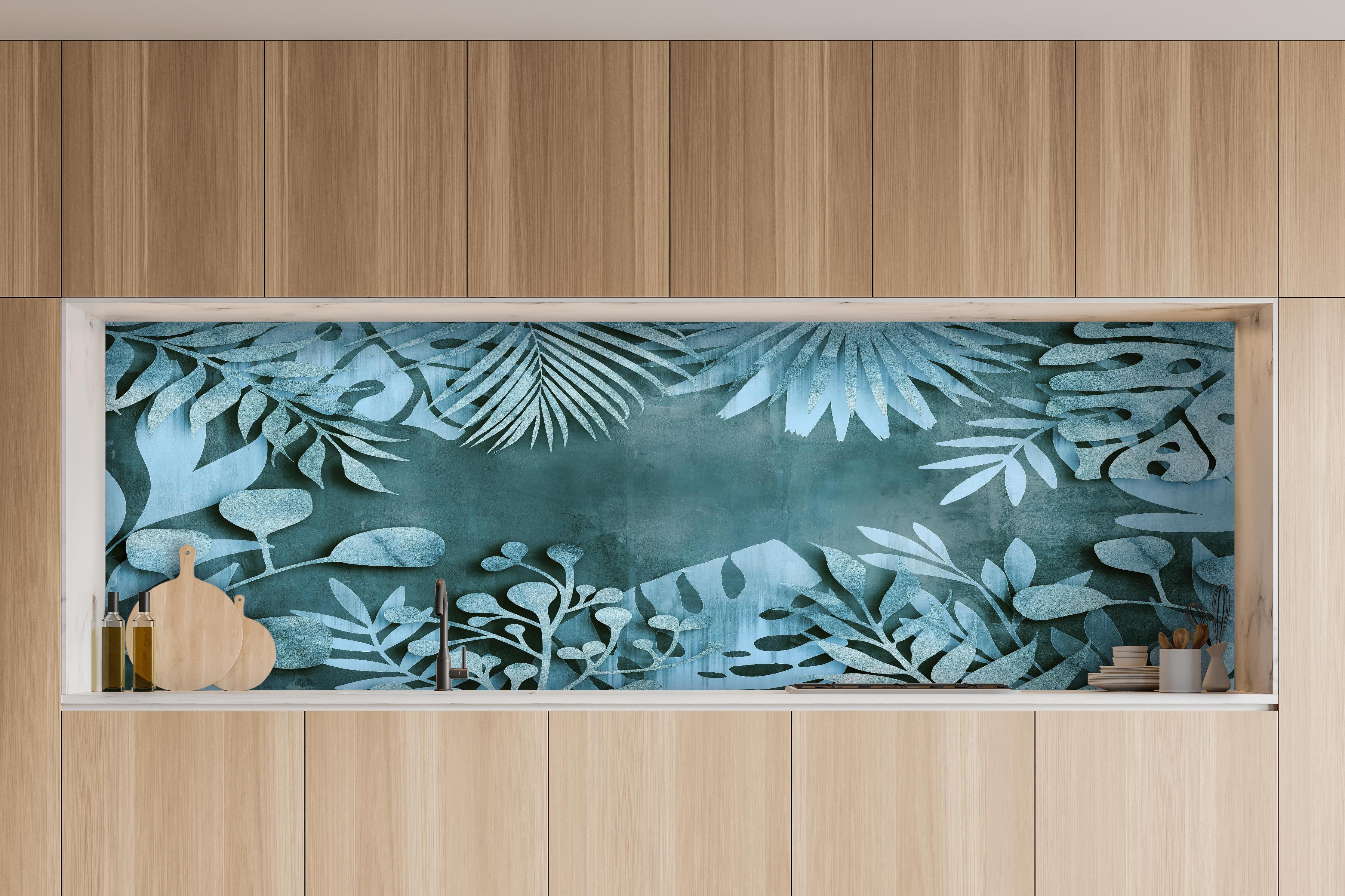 Küche - Abstrakte Blatt-Strukturen in Türkisblau hinter weißen Hochglanz-Küchenregalen und schwarzem Wasserhahn