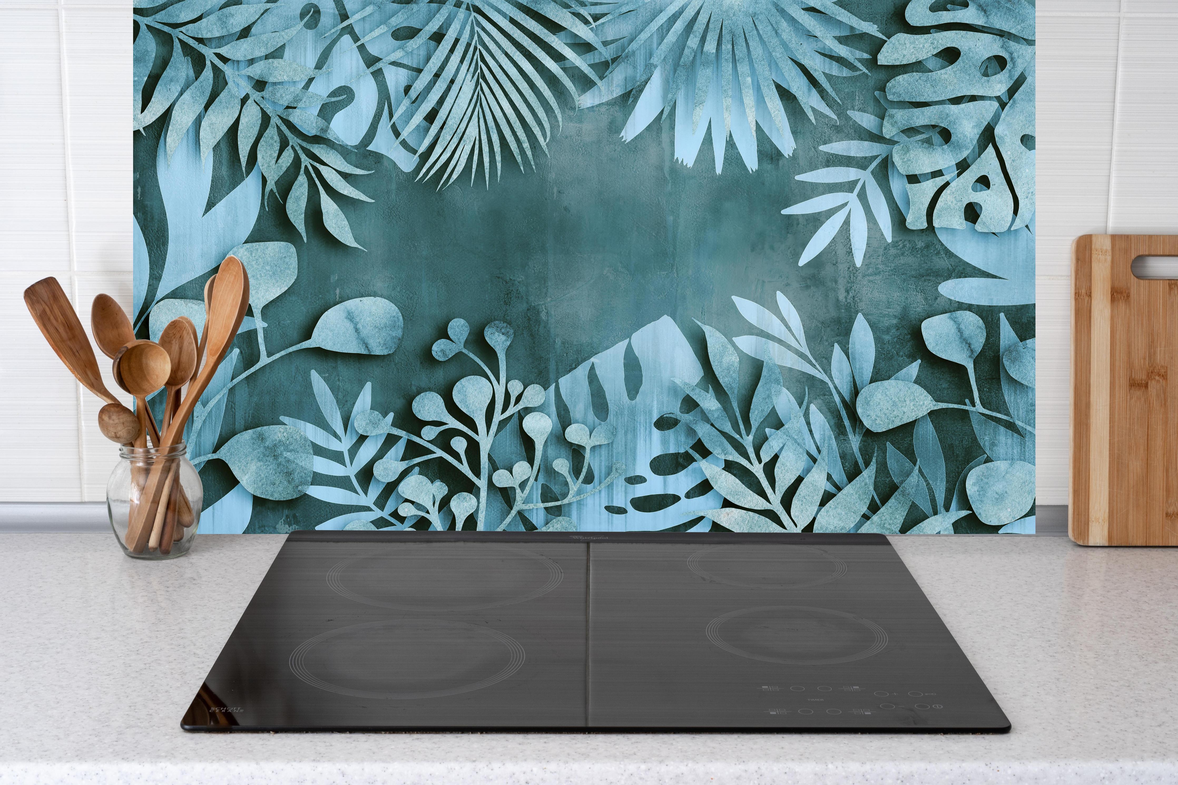Küche - Abstrakte Blatt-Strukturen in Türkisblau hinter weißen Hochglanz-Küchenregalen und schwarzem Wasserhahn