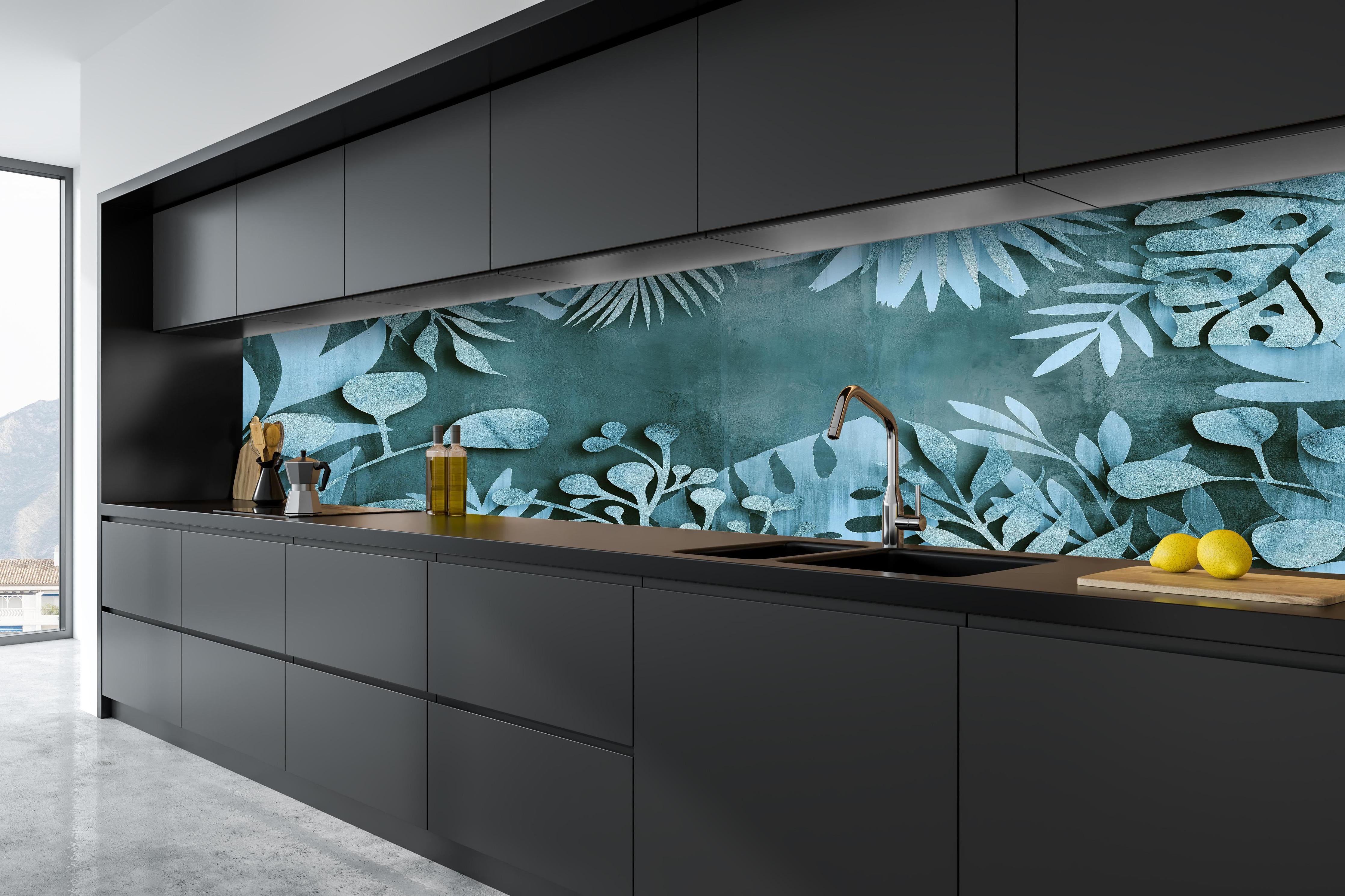 Küche - Abstrakte Blatt-Strukturen in Türkisblau hinter weißen Hochglanz-Küchenregalen und schwarzem Wasserhahn