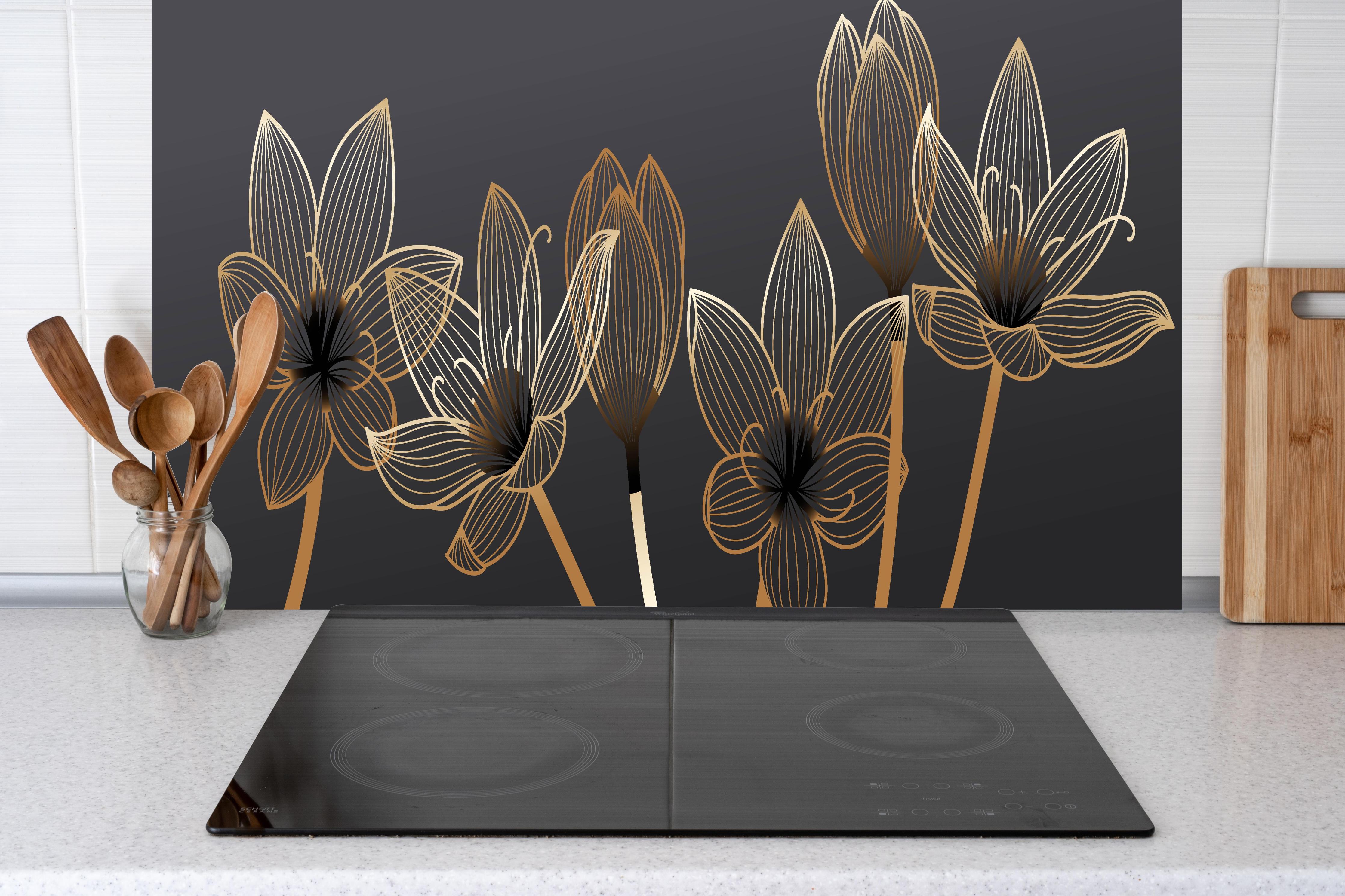 Küche - Abstrakte Blumen Gold Schwarz Design hinter weißen Hochglanz-Küchenregalen und schwarzem Wasserhahn