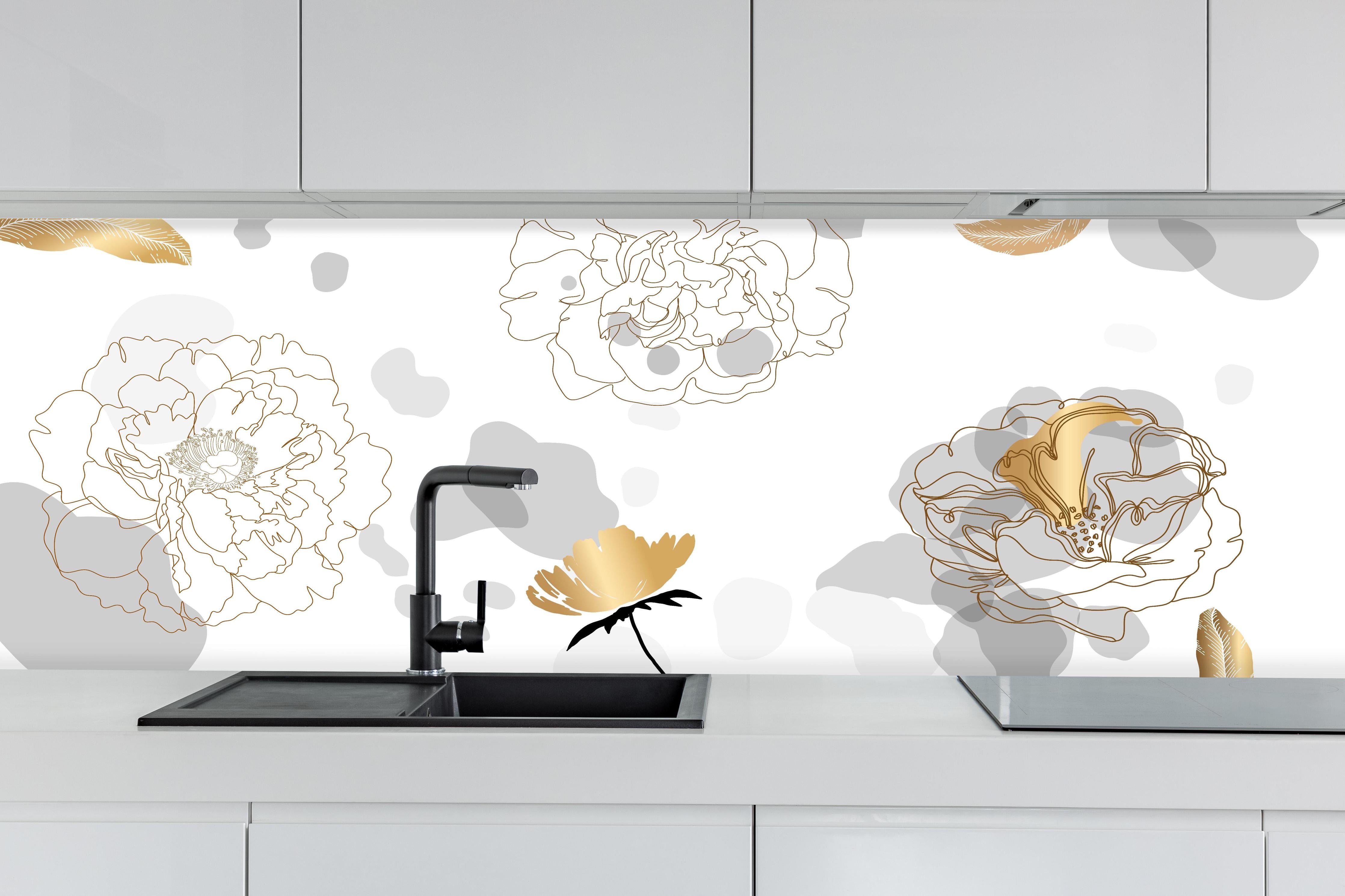 Küche - Abstrakte Blumen Kunst in Gold und Grau hinter weißen Hochglanz-Küchenregalen und schwarzem Wasserhahn