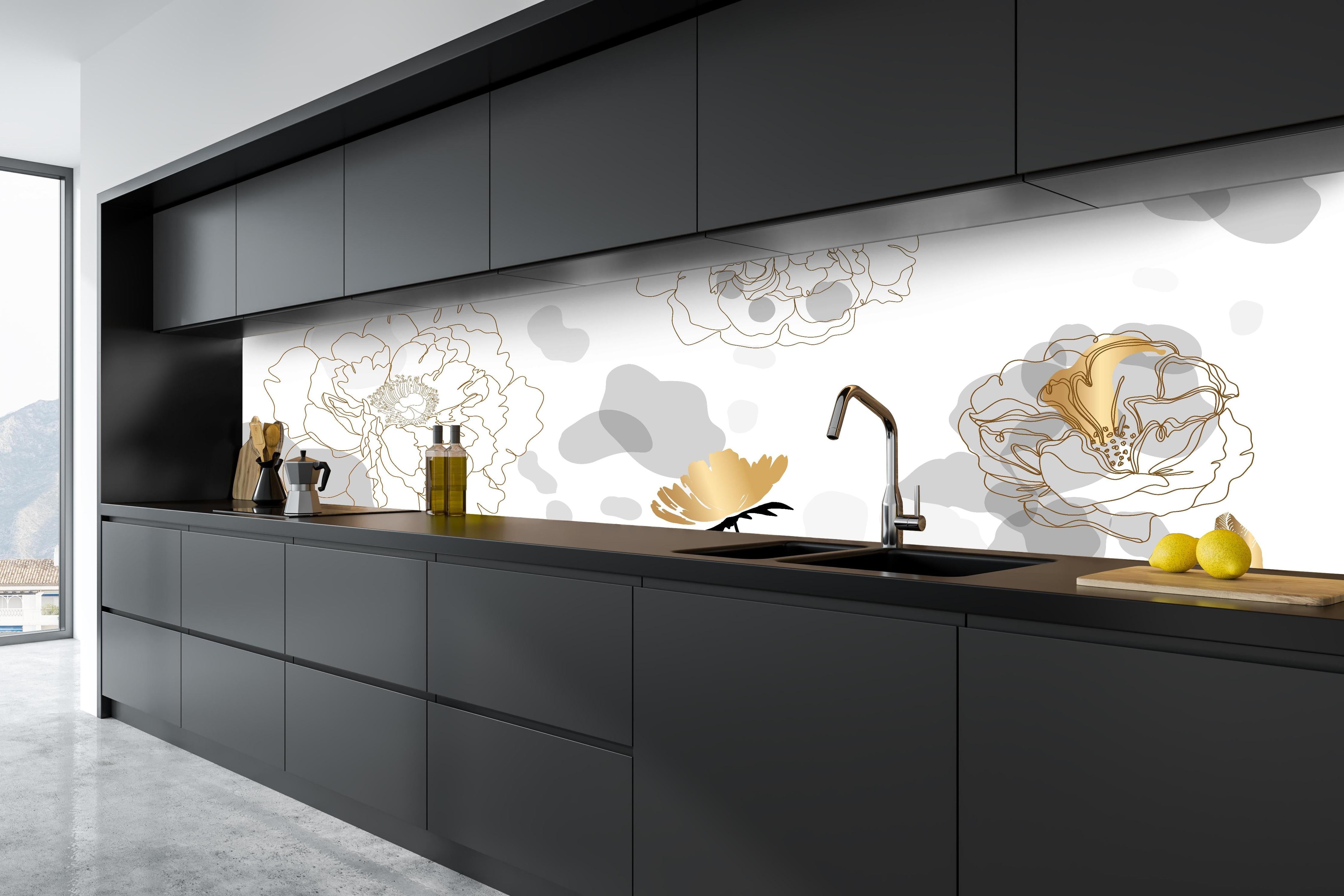 Küche - Abstrakte Blumen Kunst in Gold und Grau hinter weißen Hochglanz-Küchenregalen und schwarzem Wasserhahn