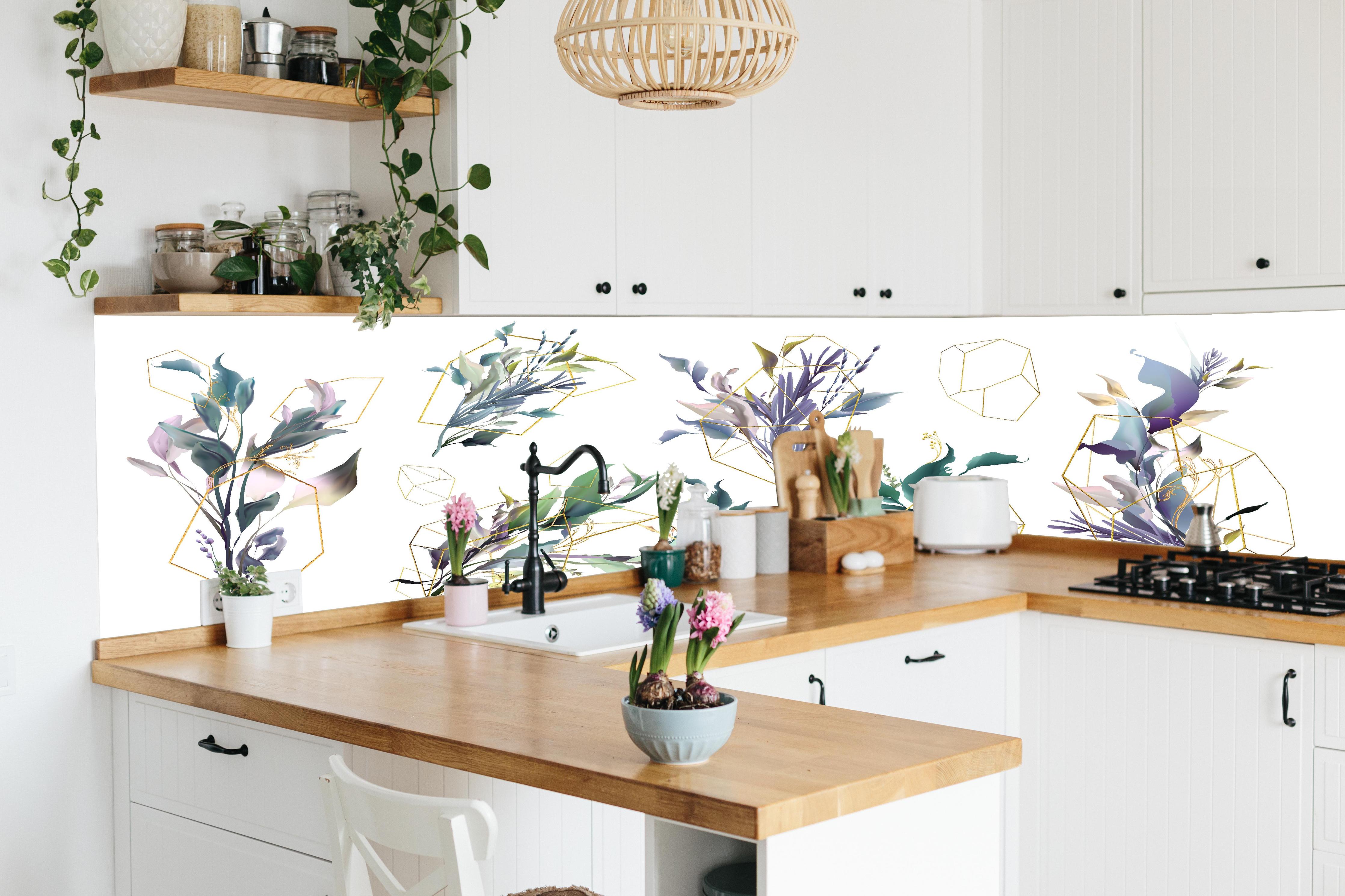 Küche - Abstrakte Blumen und Geometrie Illustration hinter weißen Hochglanz-Küchenregalen und schwarzem Wasserhahn