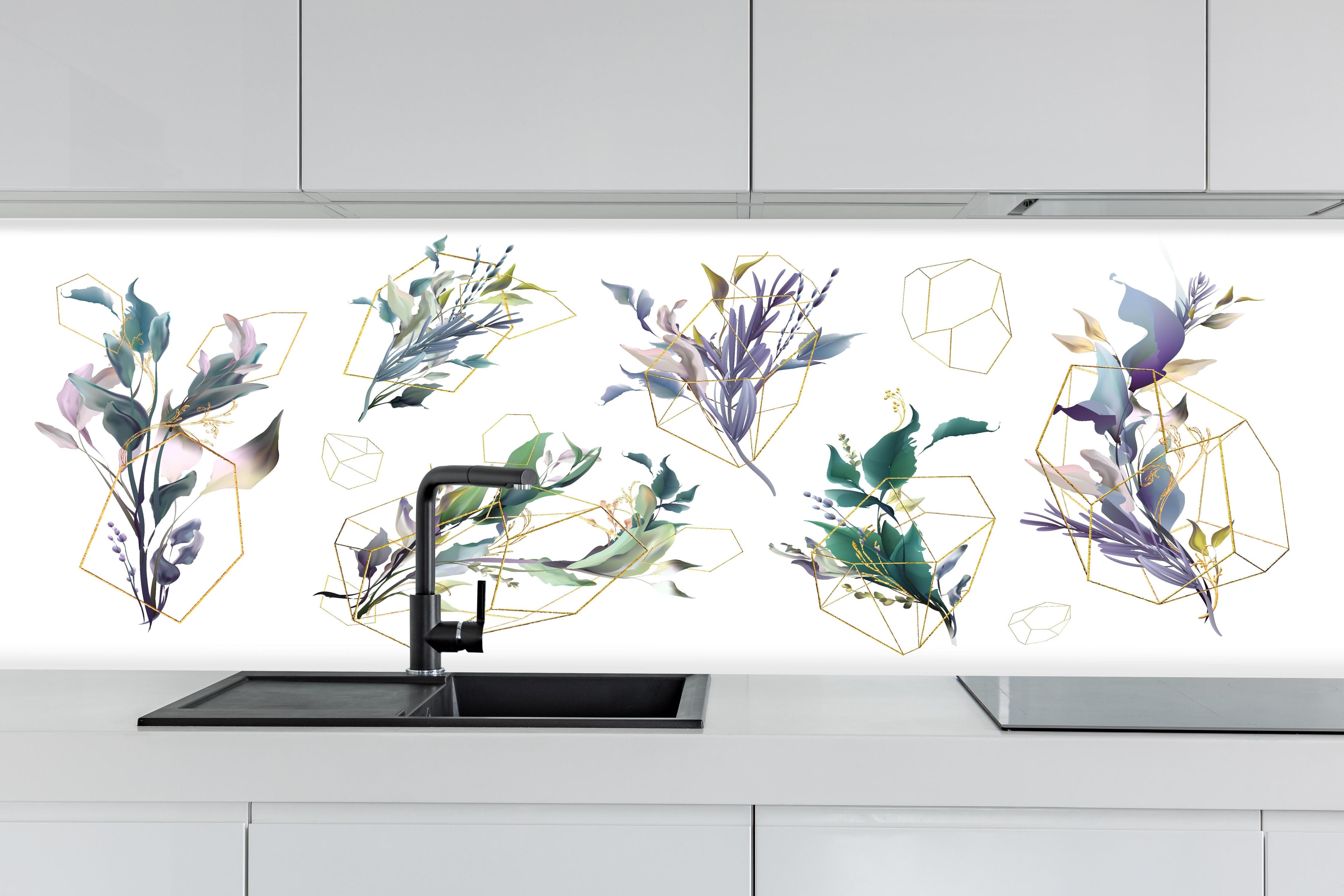 Küche - Abstrakte Blumen und Geometrie Kunst hinter weißen Hochglanz-Küchenregalen und schwarzem Wasserhahn