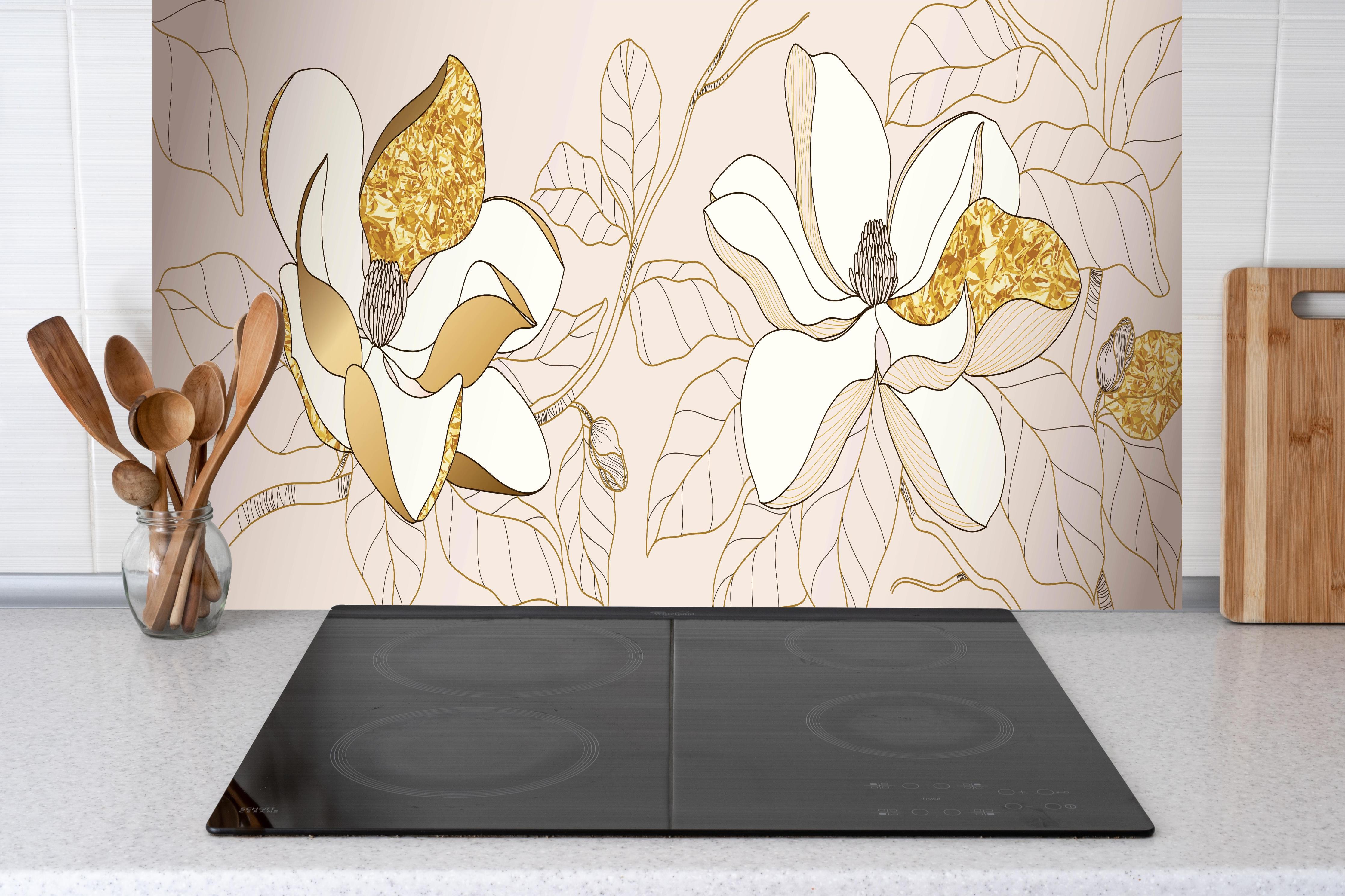 Küche - Abstrakte Blumenmuster Gouden Illustration hinter weißen Hochglanz-Küchenregalen und schwarzem Wasserhahn