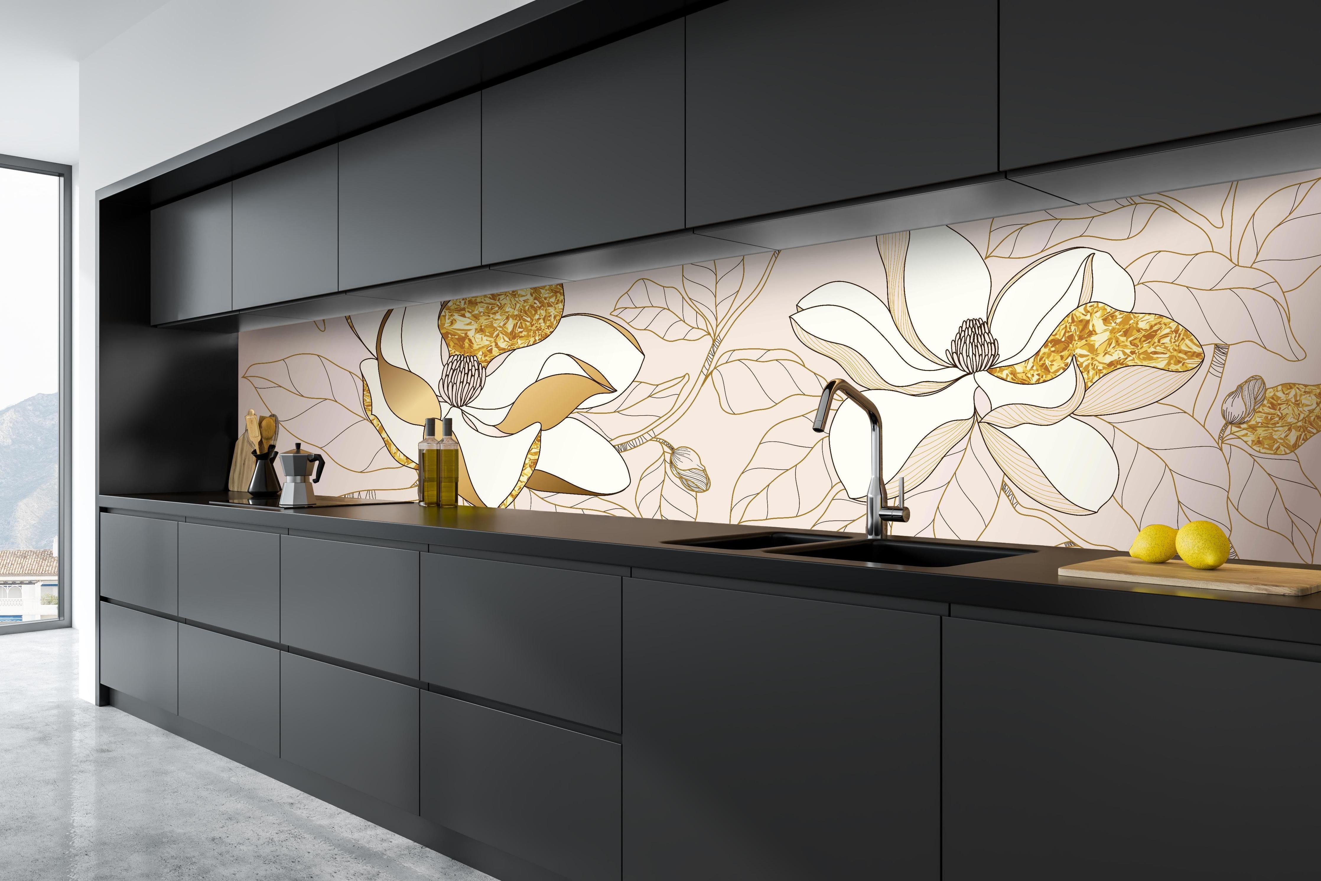 Küche - Abstrakte Blumenmuster Gouden Illustration hinter weißen Hochglanz-Küchenregalen und schwarzem Wasserhahn