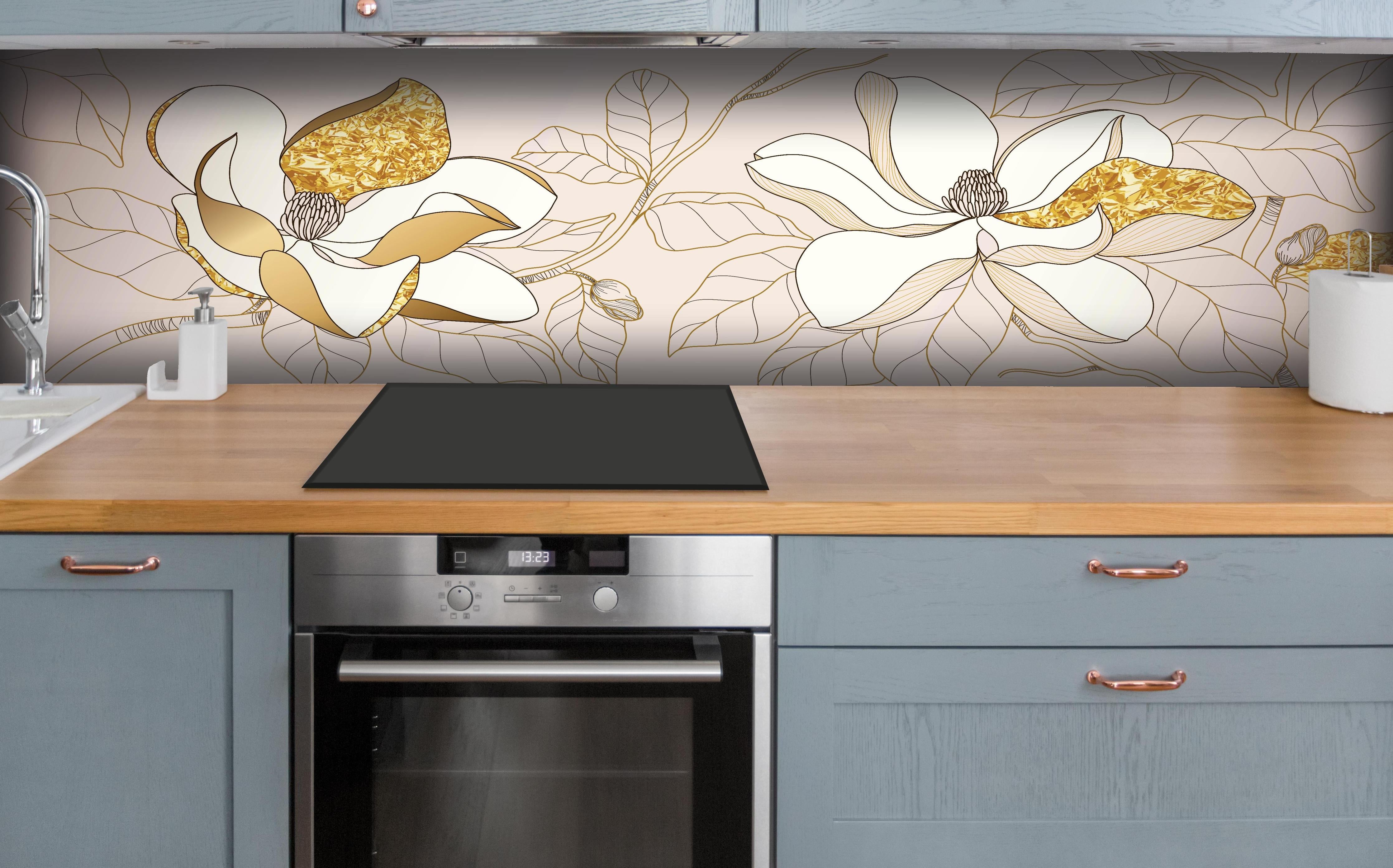 Küche - Abstrakte Blumenmuster Gouden Illustration hinter weißen Hochglanz-Küchenregalen und schwarzem Wasserhahn