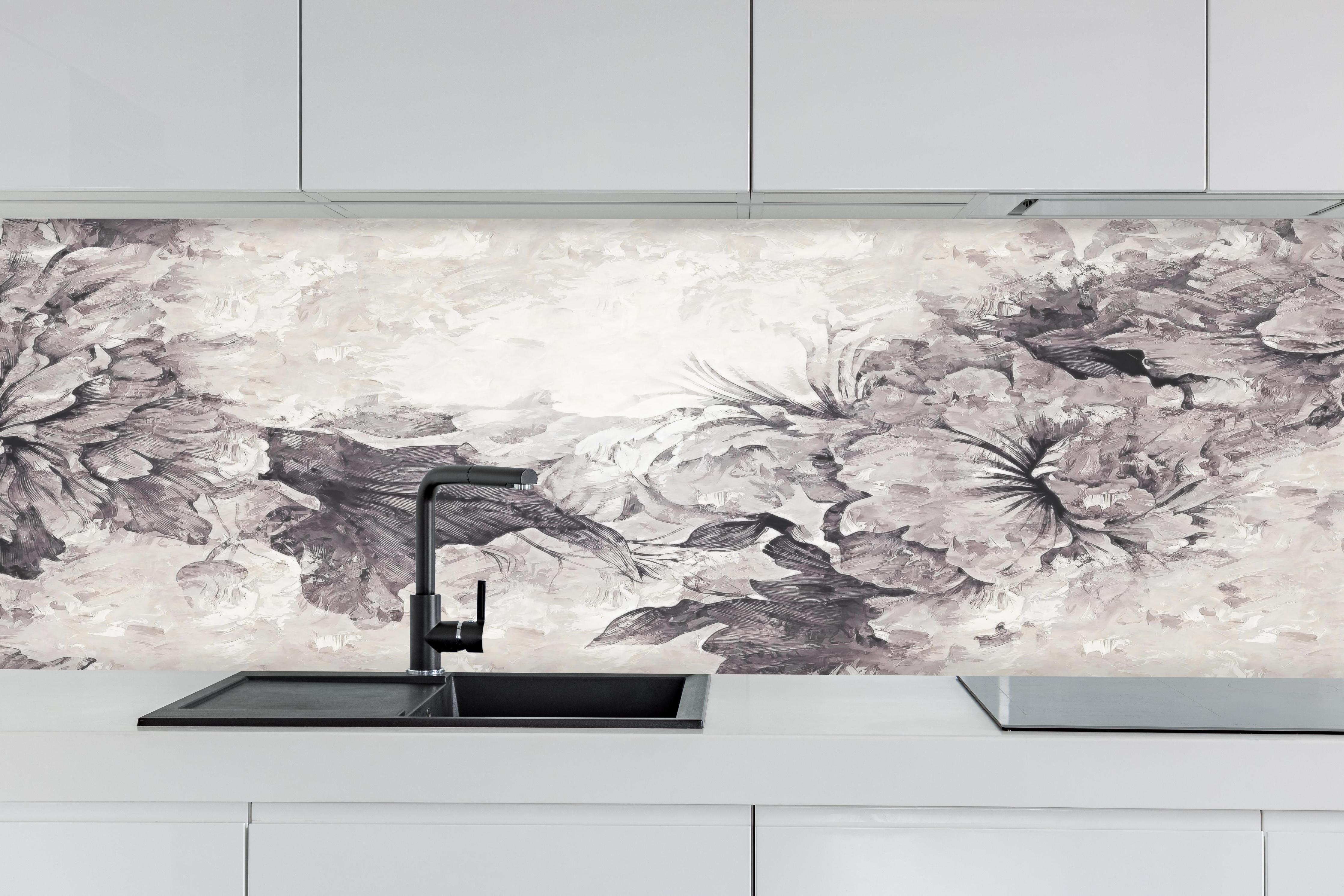 Küche - Abstrakte Blumenmuster in Grau und Weiß hinter weißen Hochglanz-Küchenregalen und schwarzem Wasserhahn