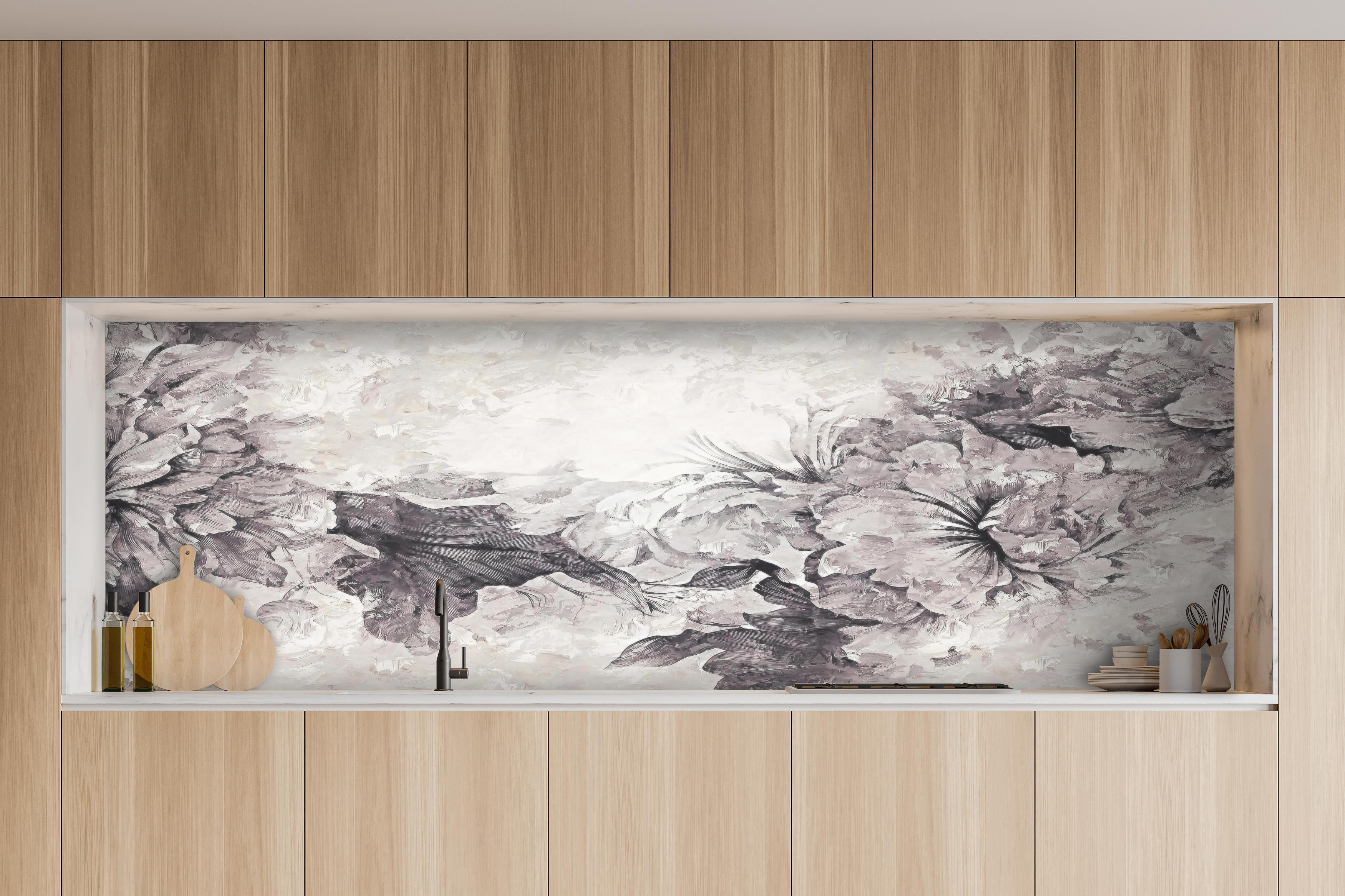 Küche - Abstrakte Blumenmuster in Grau und Weiß hinter weißen Hochglanz-Küchenregalen und schwarzem Wasserhahn