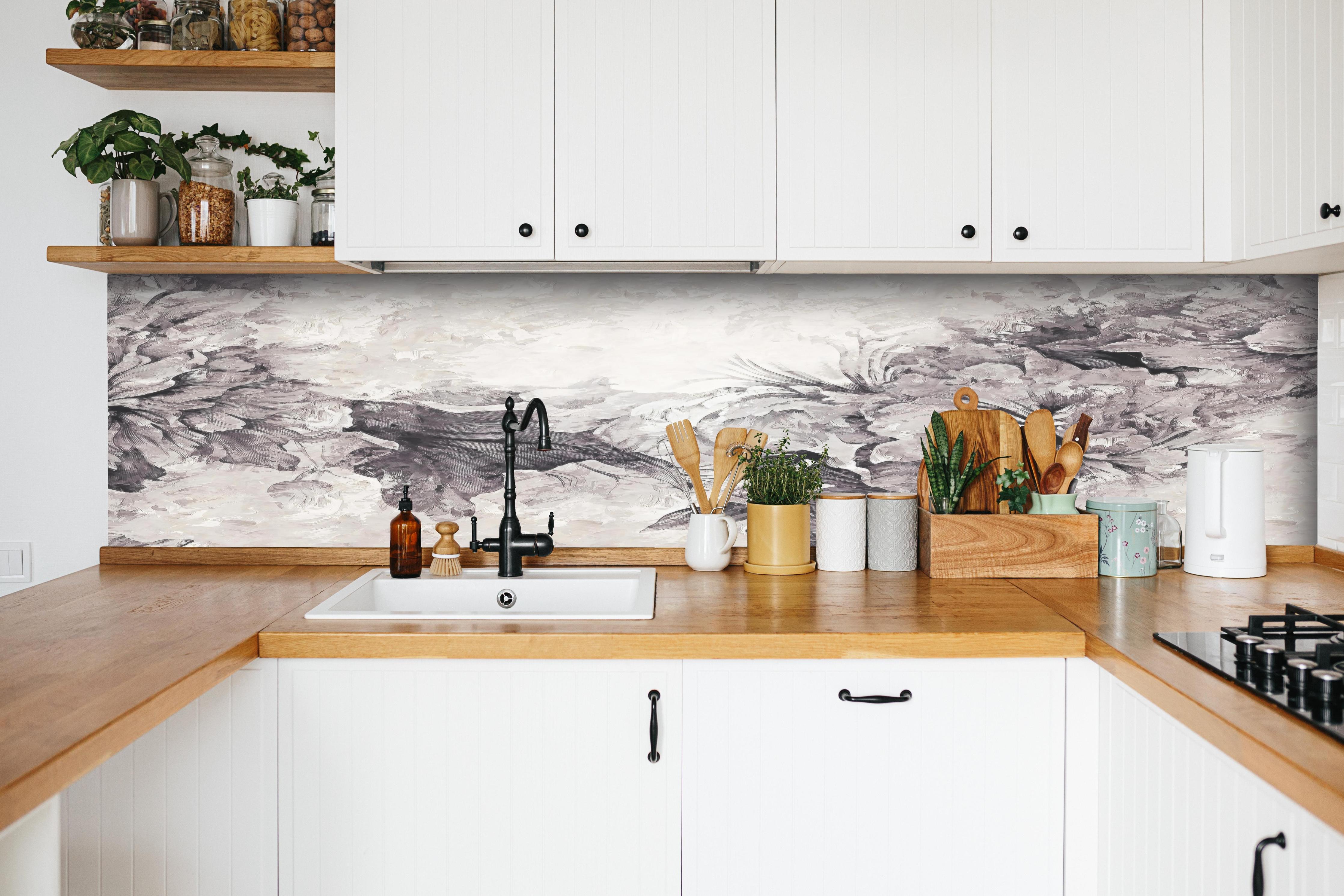 Küche - Abstrakte Blumenmuster in Grau und Weiß hinter weißen Hochglanz-Küchenregalen und schwarzem Wasserhahn