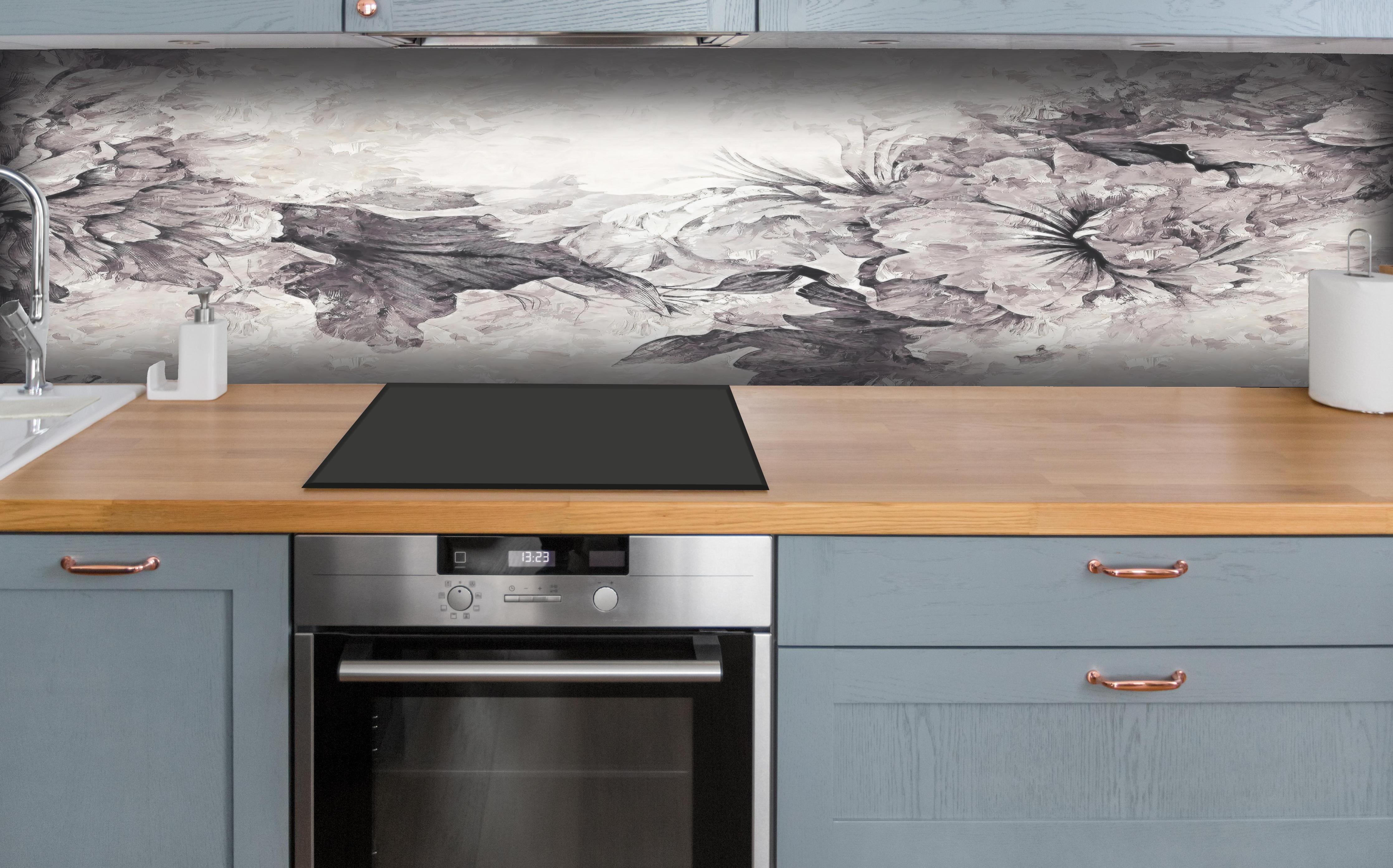 Küche - Abstrakte Blumenmuster in Grau und Weiß hinter weißen Hochglanz-Küchenregalen und schwarzem Wasserhahn