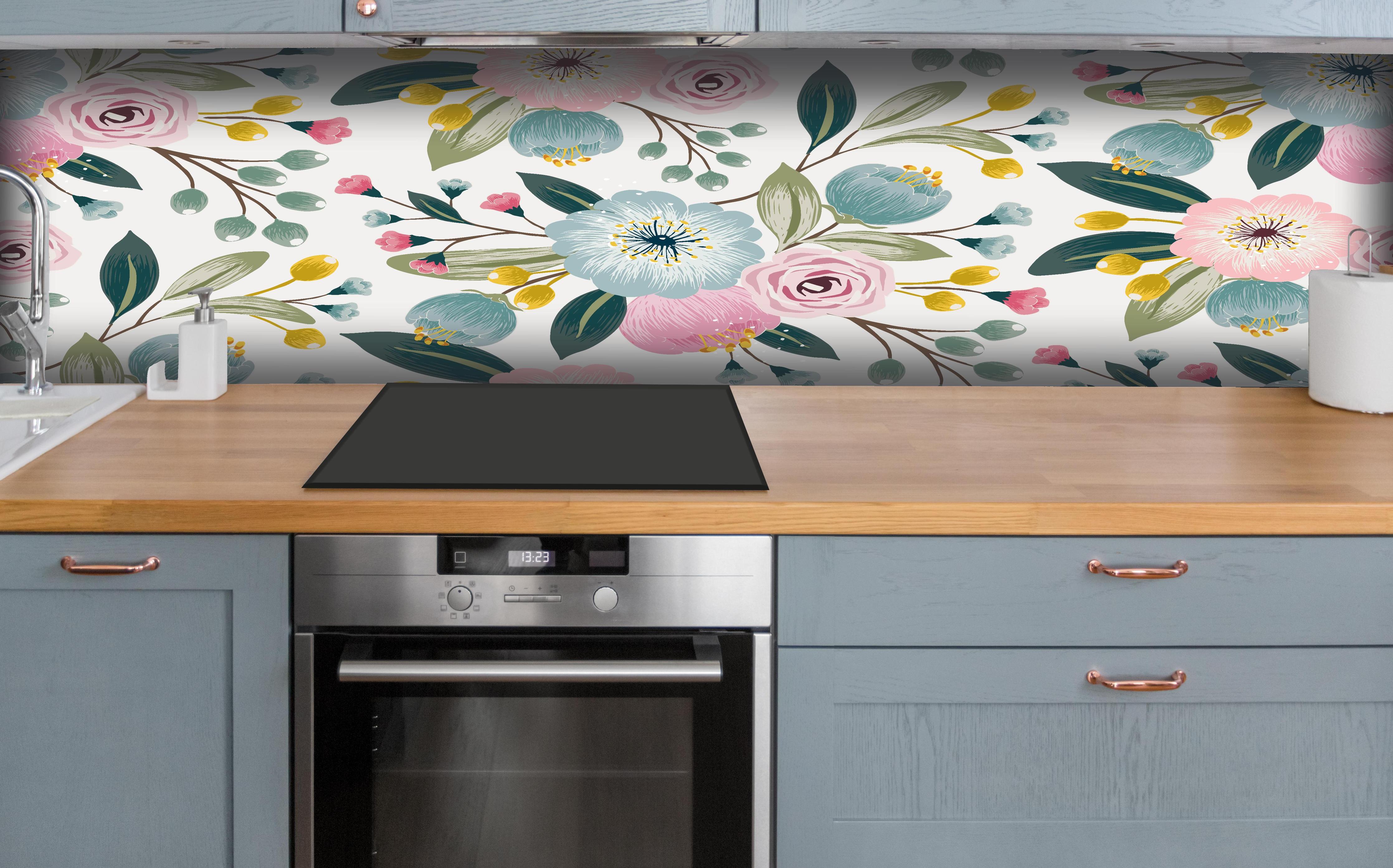 Küche - Abstrakte Blumenmuster in Rosa und Hellblau hinter weißen Hochglanz-Küchenregalen und schwarzem Wasserhahn