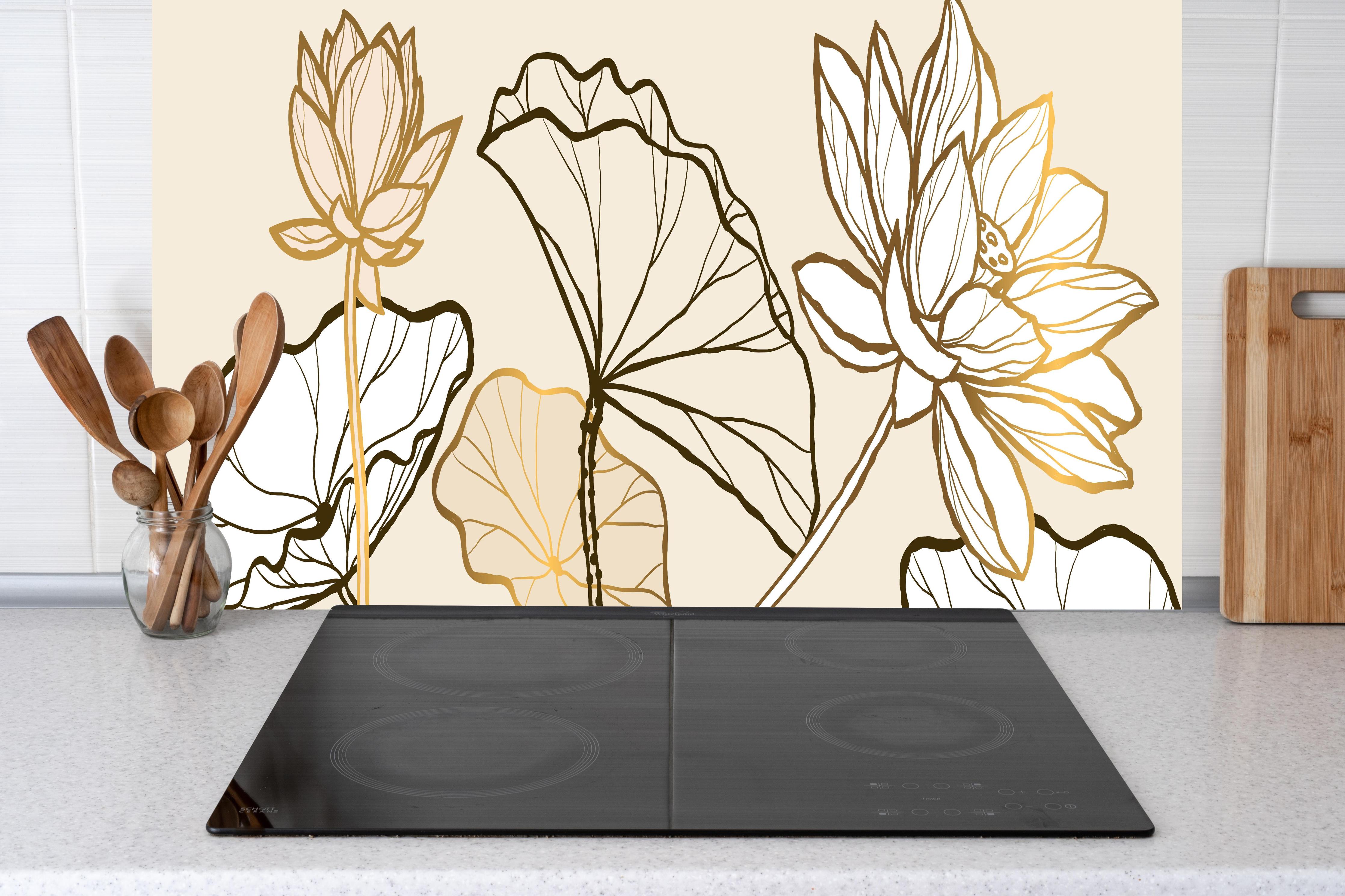 Küche - Abstrakte Botanik Lineart in Goldtönen hinter weißen Hochglanz-Küchenregalen und schwarzem Wasserhahn