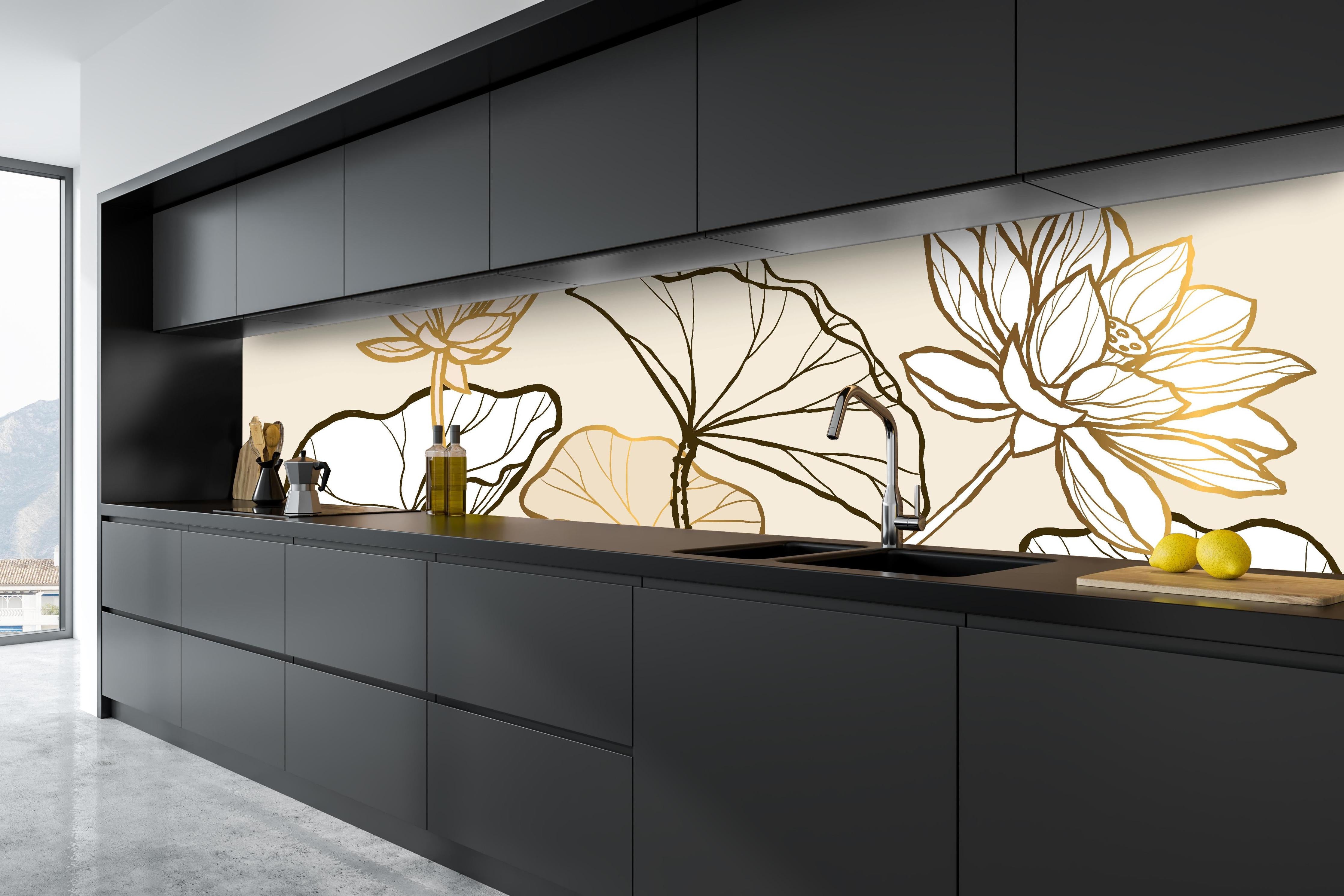 Küche - Abstrakte Botanik Lineart in Goldtönen hinter weißen Hochglanz-Küchenregalen und schwarzem Wasserhahn