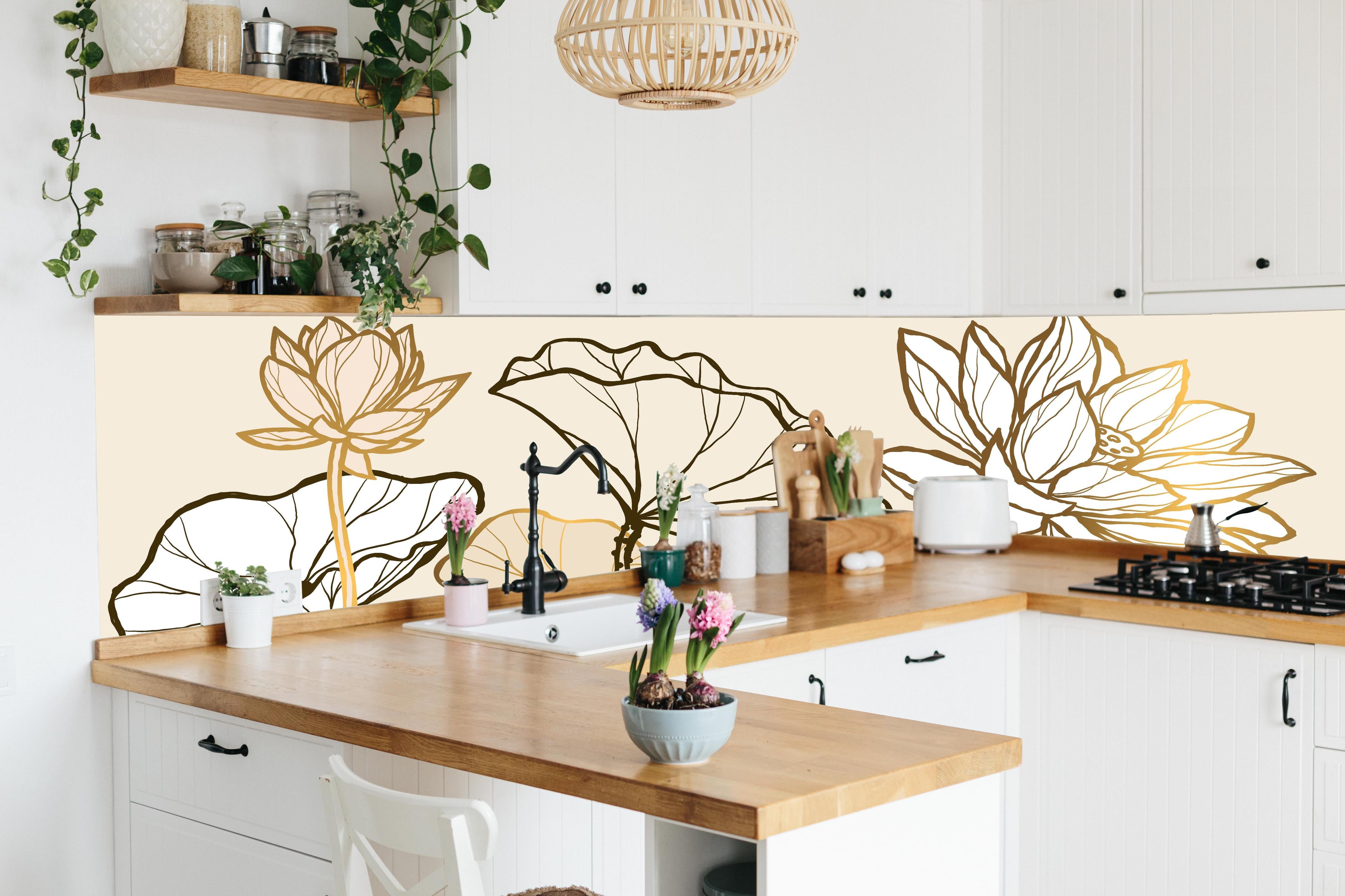 Küche - Abstrakte Botanik Lineart in Goldtönen hinter weißen Hochglanz-Küchenregalen und schwarzem Wasserhahn