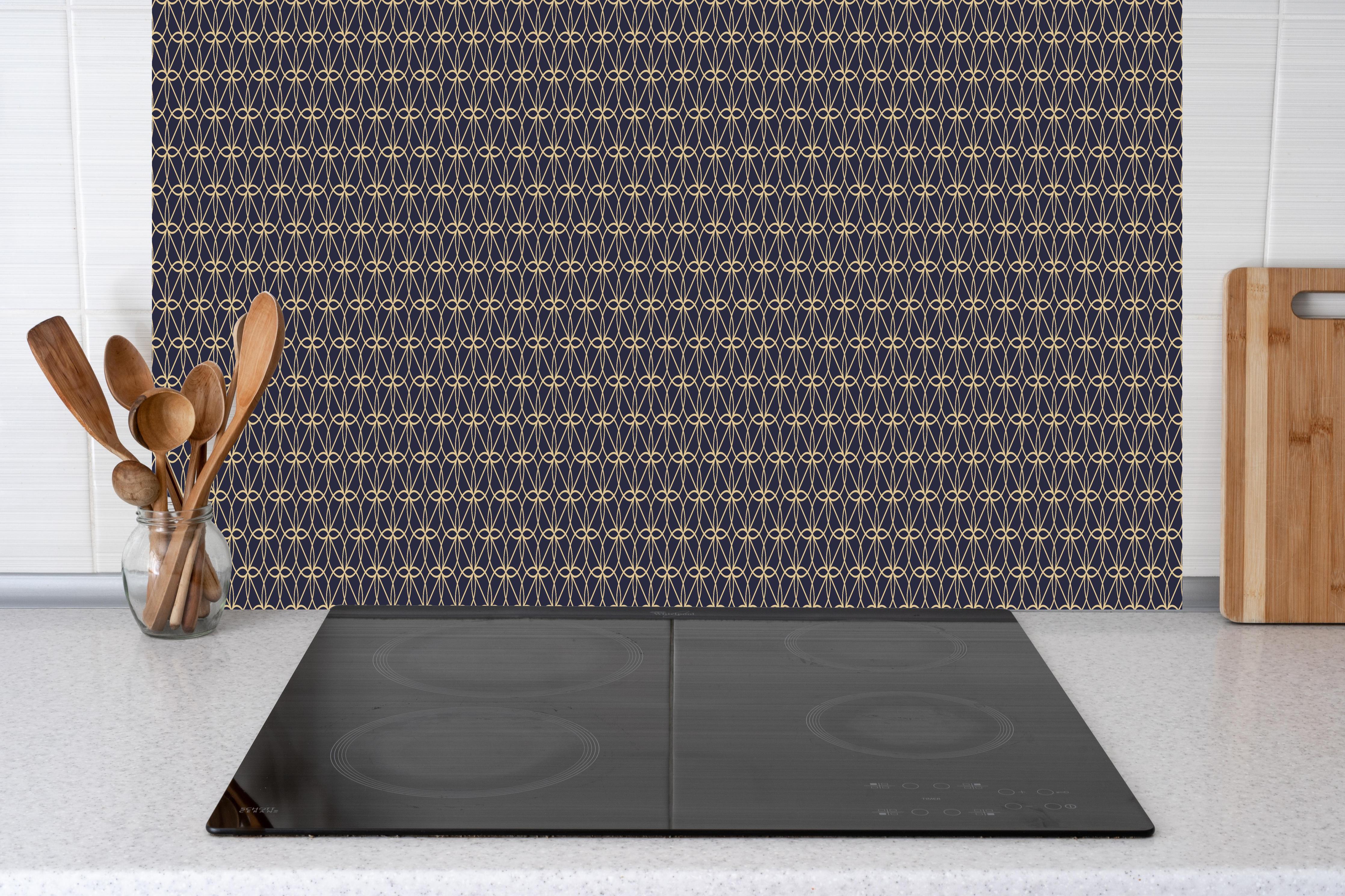 Küche - Abstrakte Dunkelblaue Musterstruktur hinter weißen Hochglanz-Küchenregalen und schwarzem Wasserhahn