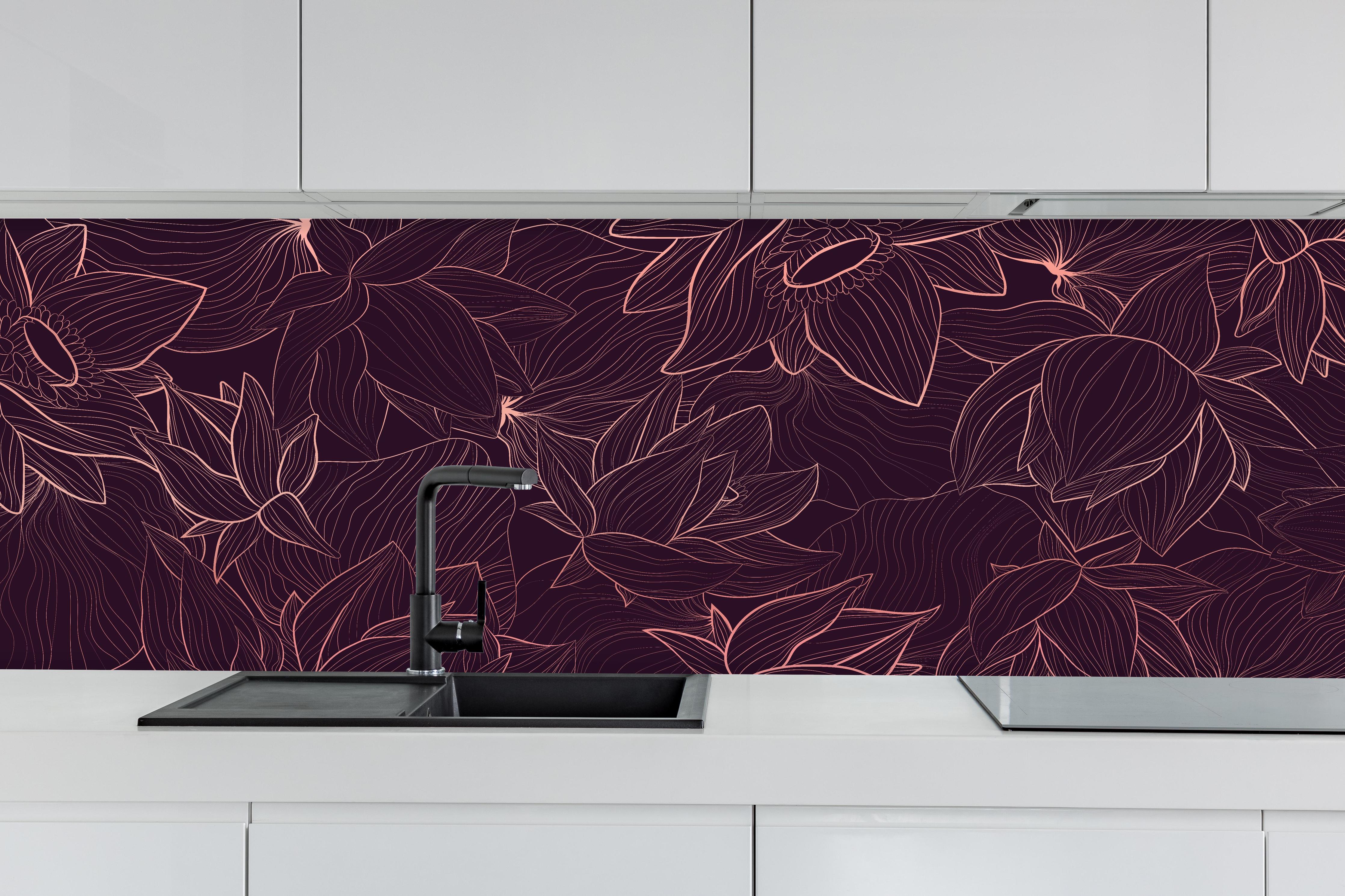 Küche - Abstrakte Dunkellila Blüten Illustration hinter weißen Hochglanz-Küchenregalen und schwarzem Wasserhahn
