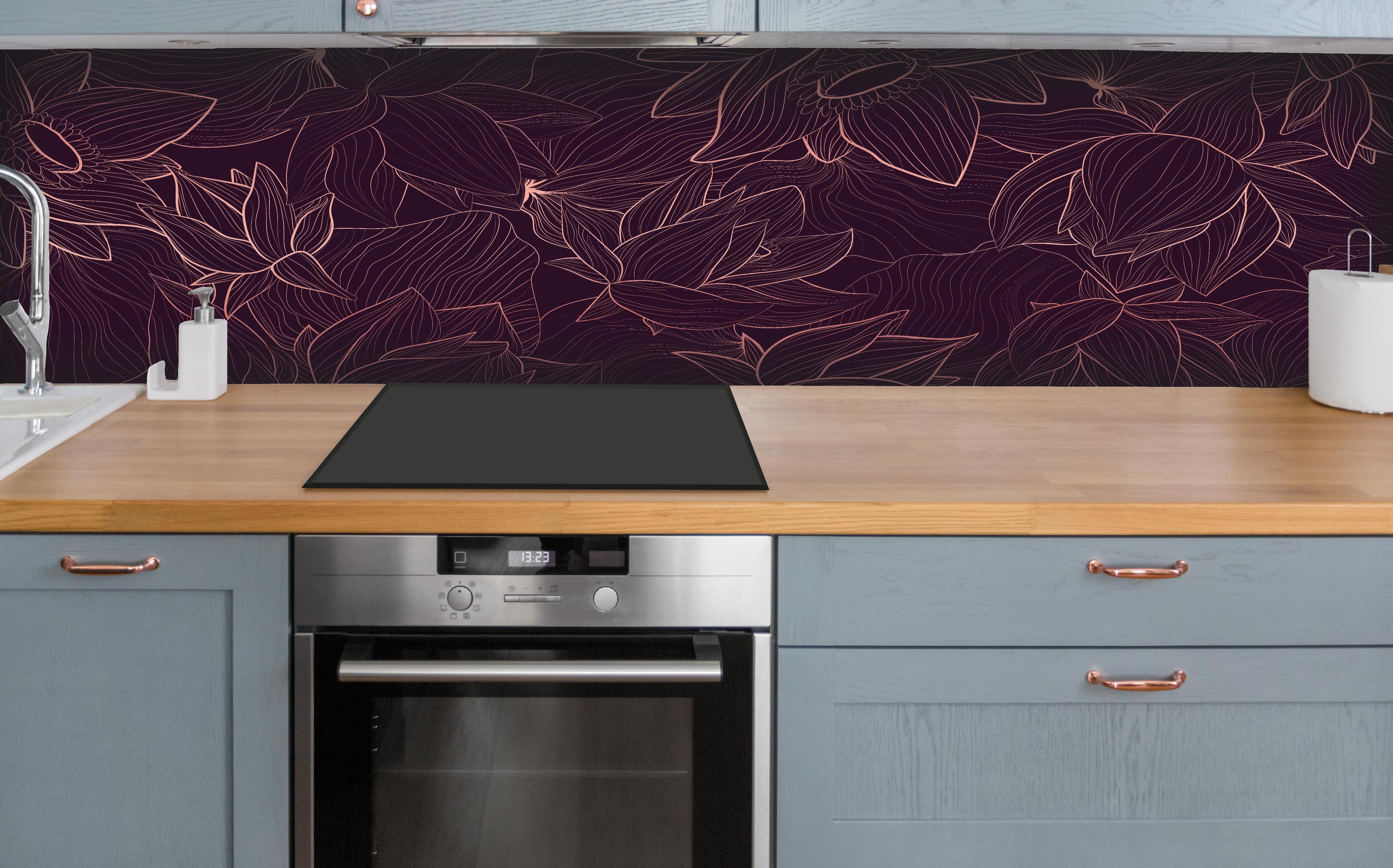 Küche - Abstrakte Dunkellila Blüten Illustration hinter weißen Hochglanz-Küchenregalen und schwarzem Wasserhahn